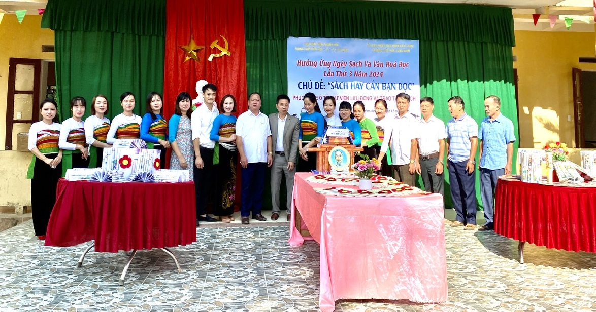 Đoàn công tác Thư viện tỉnh và giáo viên Trường Tiểu học Lũng Niêm tại Ngày sách và Văn hoá đọc.