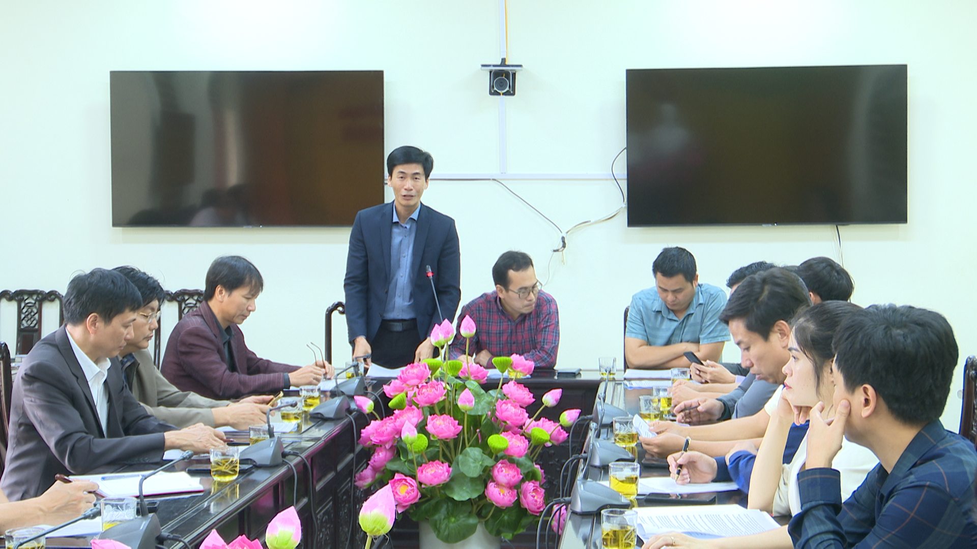 Đại diện các cơ sở kinh doanh du lịch ở Khu du lịch Pù Luông phát biểu ý kiến tại buổi gặp mặt.
