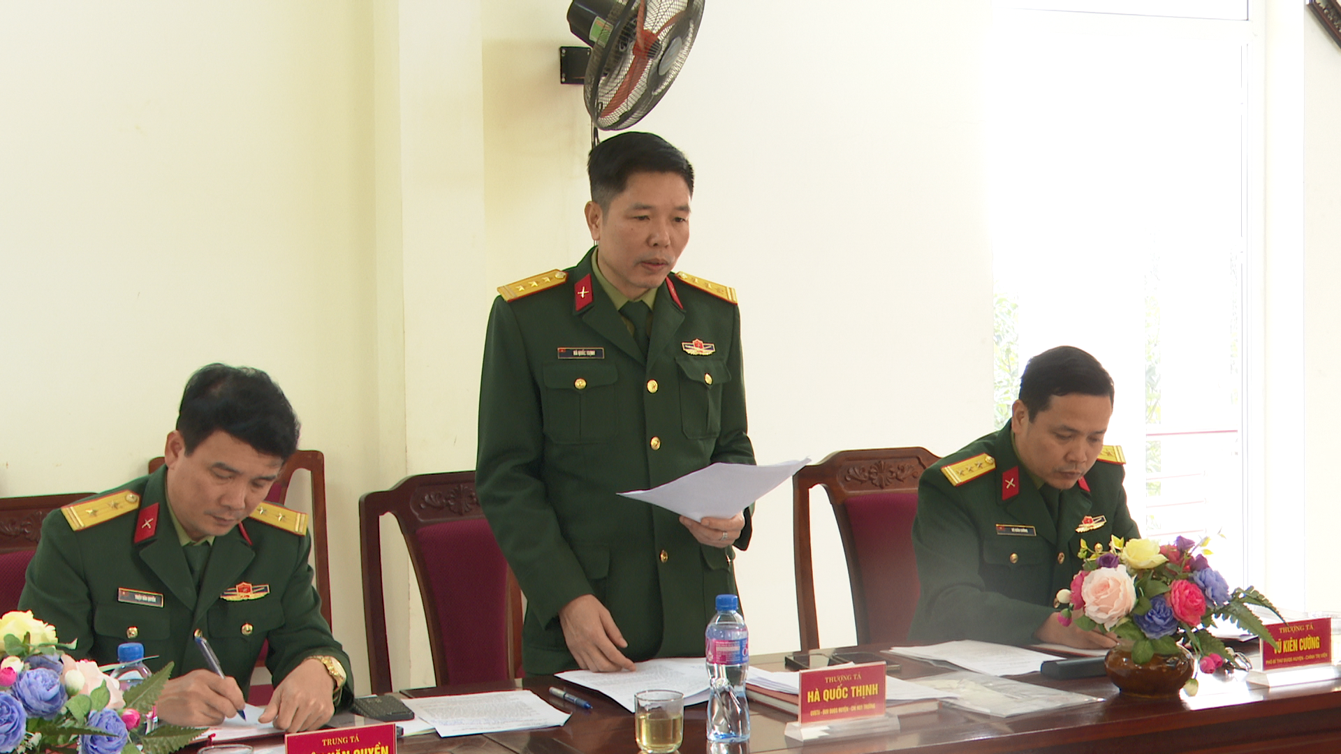 Thượng tá Hà Quốc Thịnh, Ủy viên Ban Thường vụ Huyện ủy, Chỉ huy trưởng Ban Chỉ huy quân sự huyện phát biểu thảo luận tại hội nghị