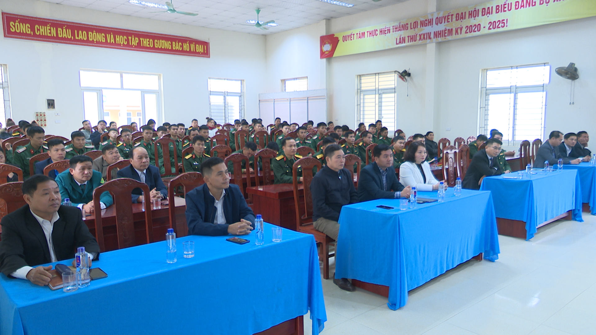 Các đại biểu dự buổi lễ.