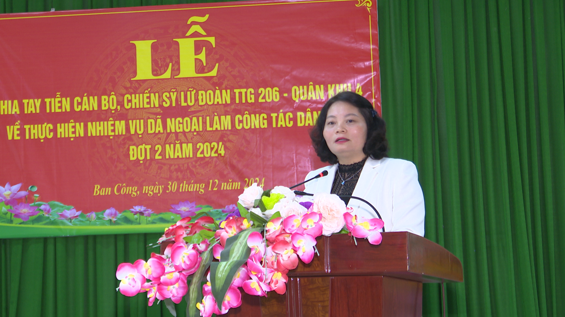 Đồng chí Bùi Thị Hoa, Phó Bí thư Thường trực Huyện uỷ, Chủ tịch HĐND huyện phát biểu tại buổi lễ.