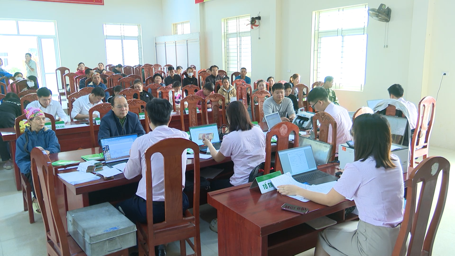 Một phiên giao dịch của NHCSXH huyện Bá Thước tại điểm giao dịch xã Ban Công.
