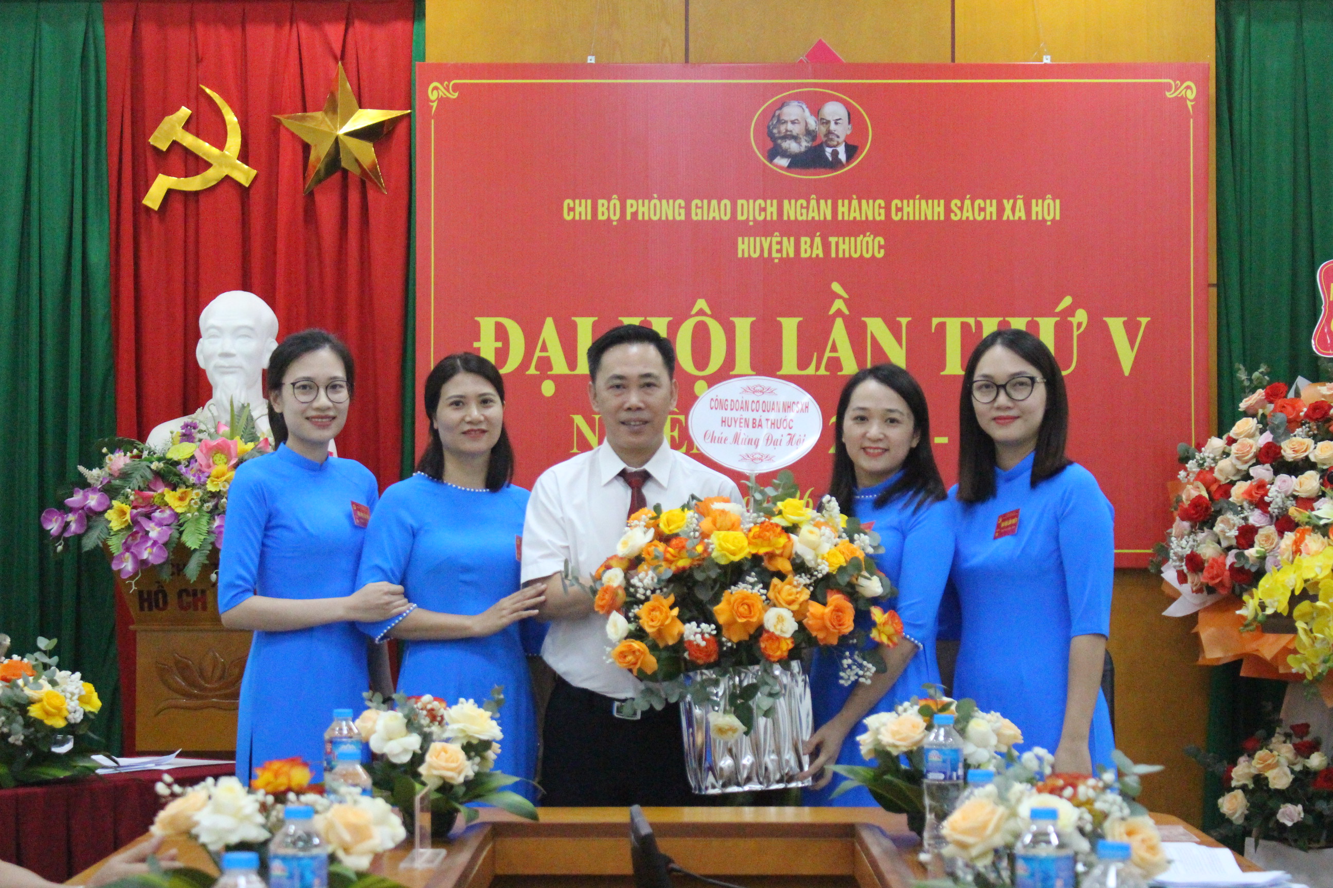 Công đoàn NHCSXH Bá Thước tặng hoa chúc mừng tân Bí thư chi bộ NHCSXH Bá Thước.