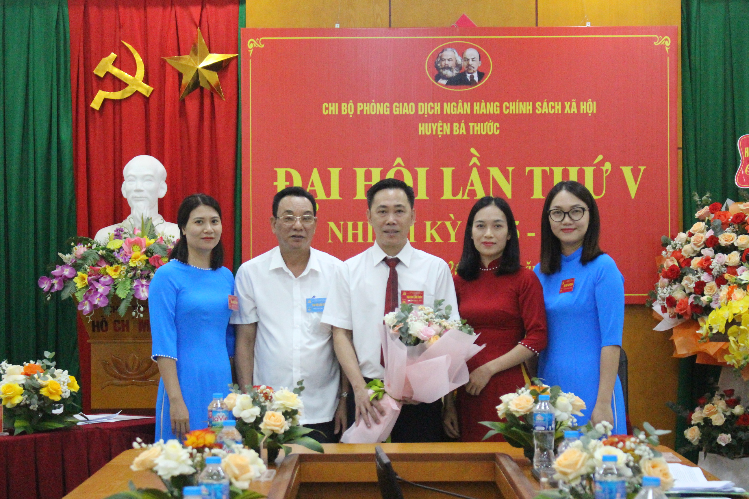 Các đại biểu tặng hoa chúc mừng Chi ủy, chi bộ Ngân hàng CSXH huyện Bá Thước, nhiệm kỳ 2025-2030.