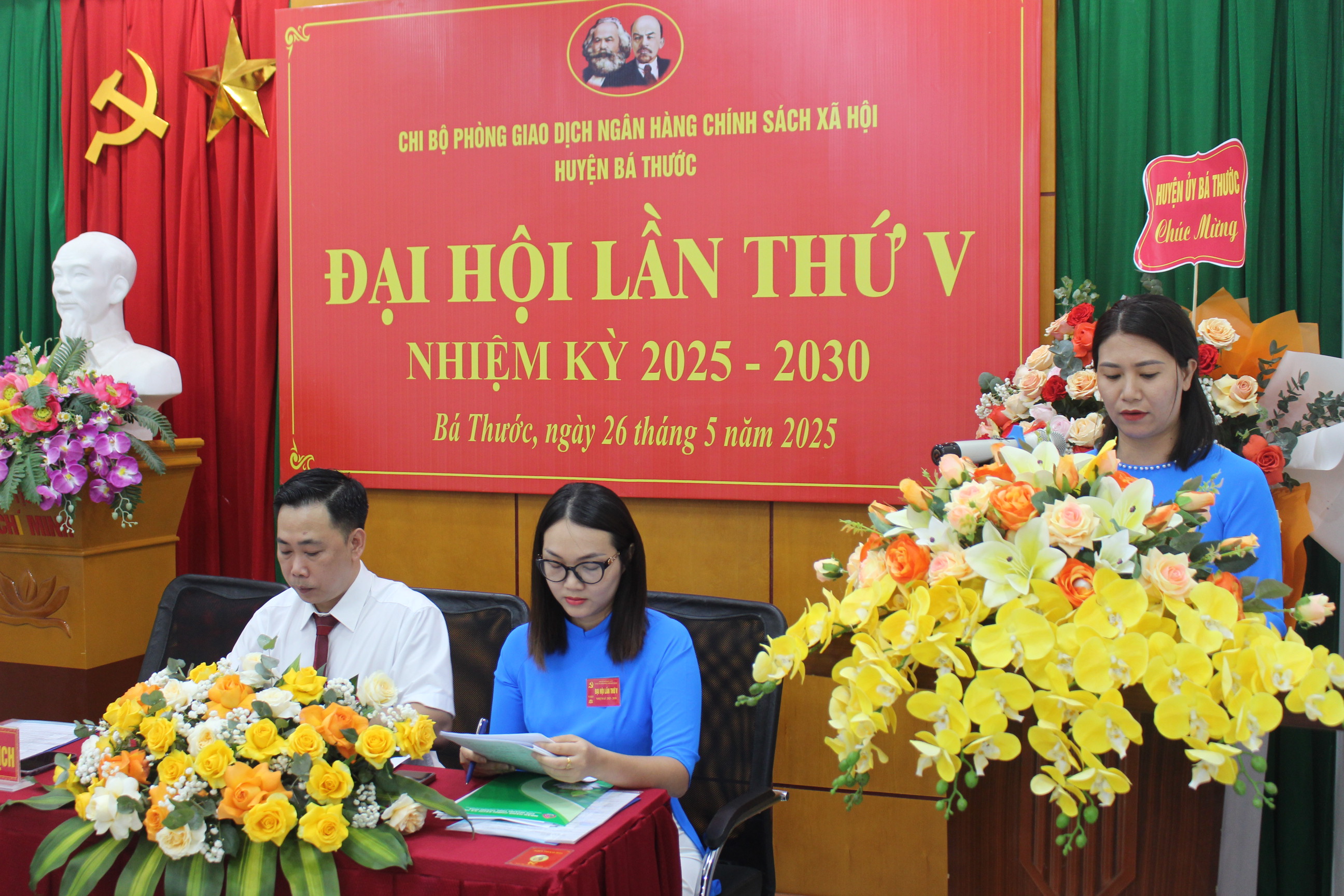 Đồng chí Phan Thị Vân, Phó Giám đốc Phòng giao dịch Ngân hàng CSXH huyện Bá Thước Báo cáo tình hình đảng viên dự Đại hội.