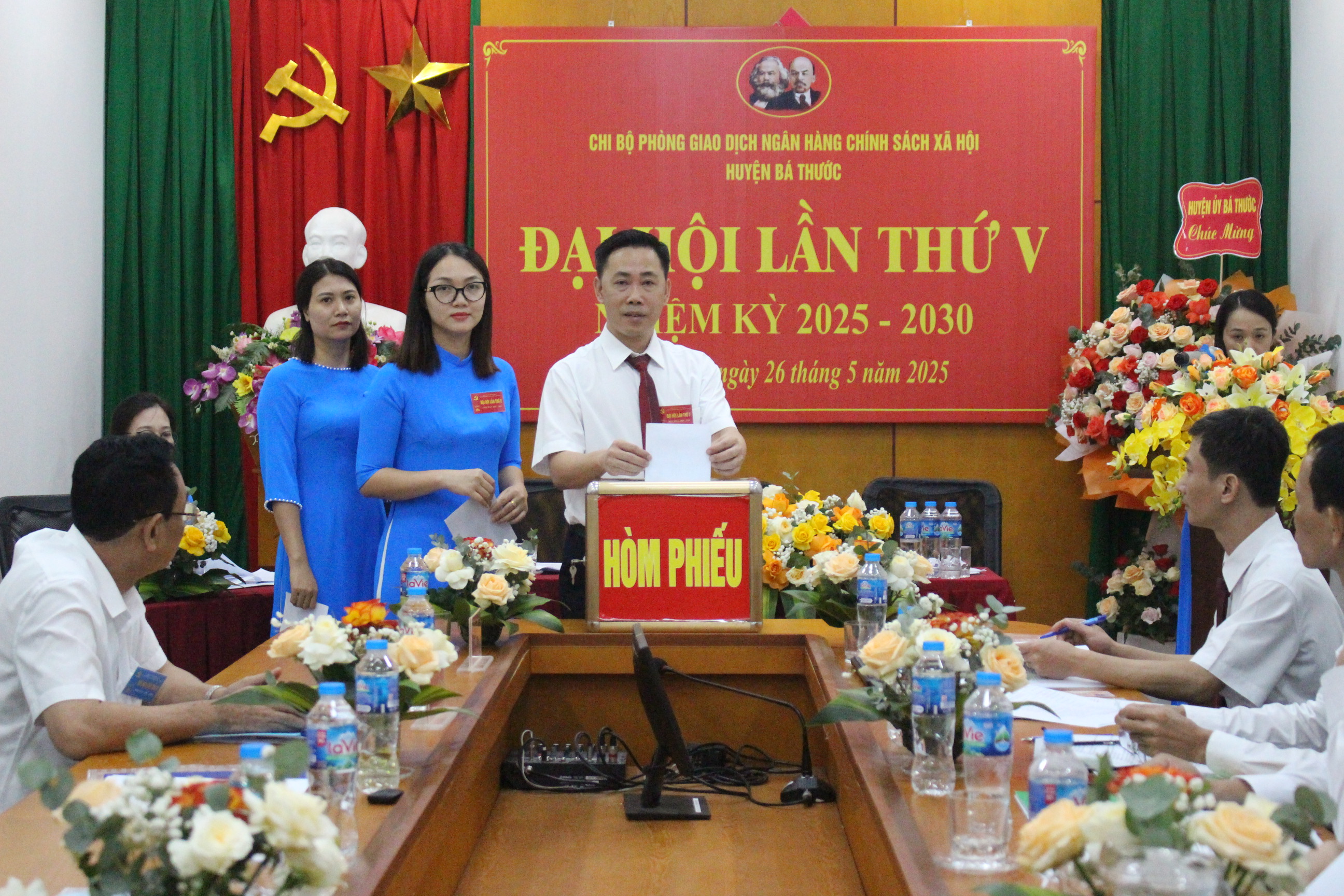 Chủ tịch Đại hội bỏ phiếu bầu Chi uỷ, chi bộ.