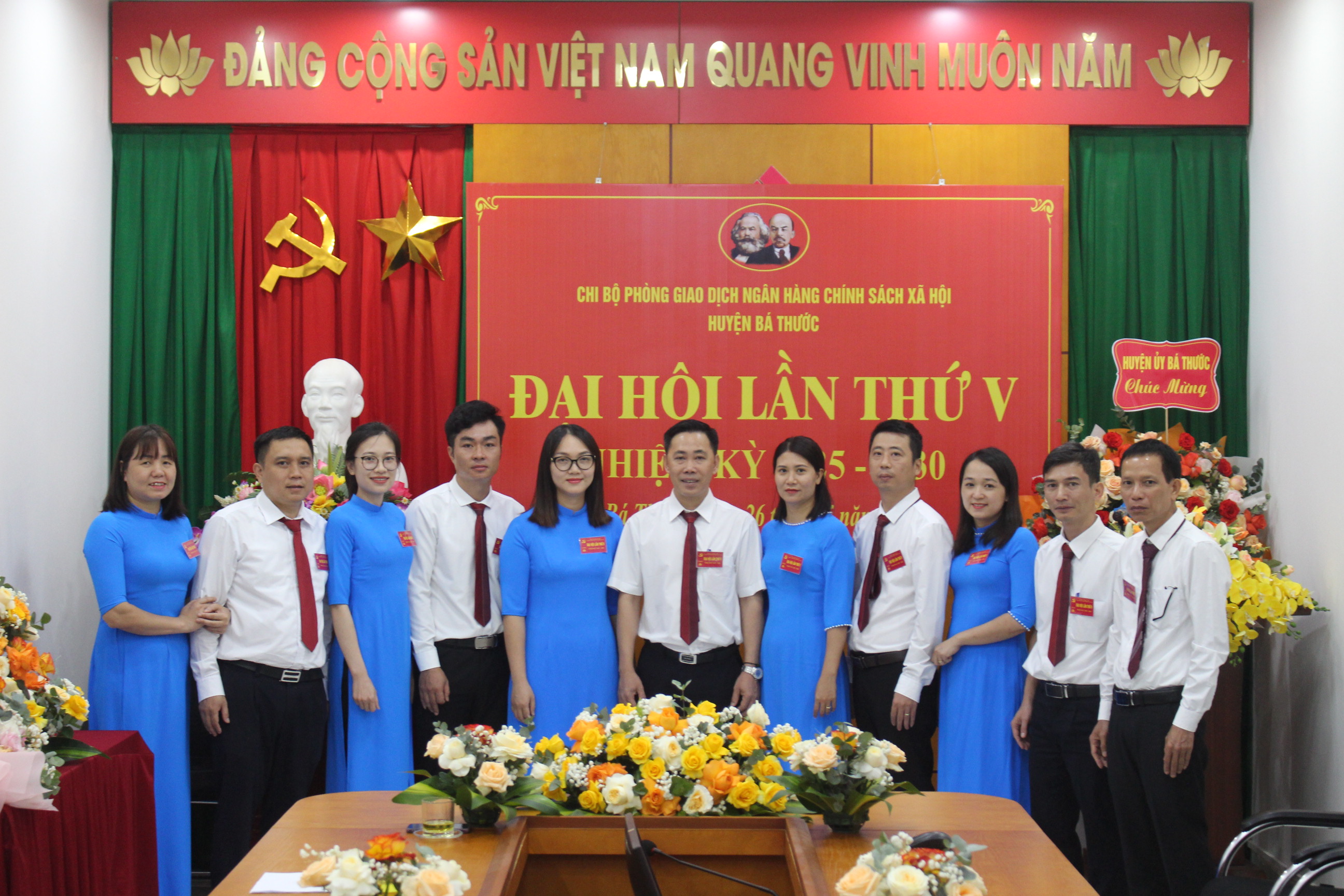 Chi uỷ, chi bộ NHCSH Bá Thước cùng các đại biểu chụp ảnh lưu niệm.