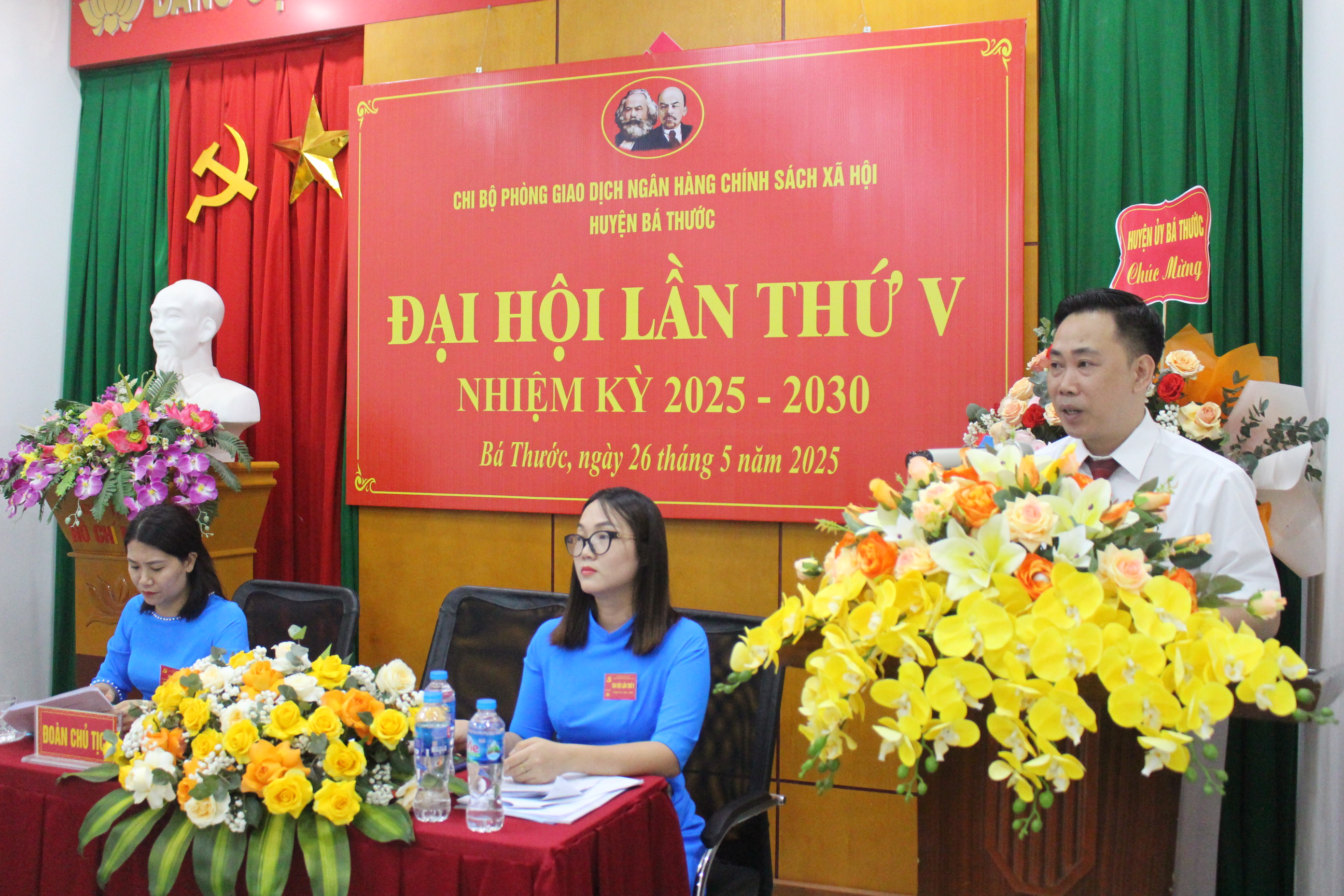 Đồng chí Phạm Văn Tuấn, Giám đốc Phòng giao dịch Ngân hàng CSXH huyện Bá Thước khai mạc Đại hội.
