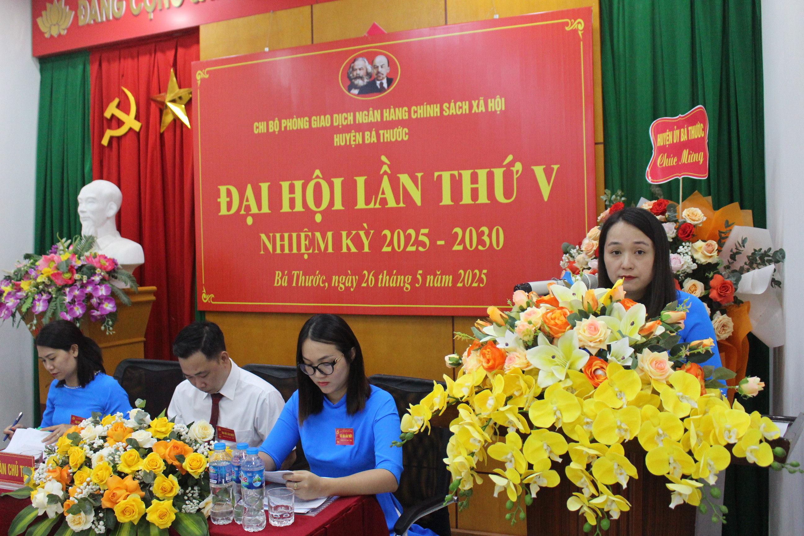 Đảng viên Chi bộ Phòng giao dịch Ngân hàng CSXH huyện Bá Thước thảo luận tại Đại hội.