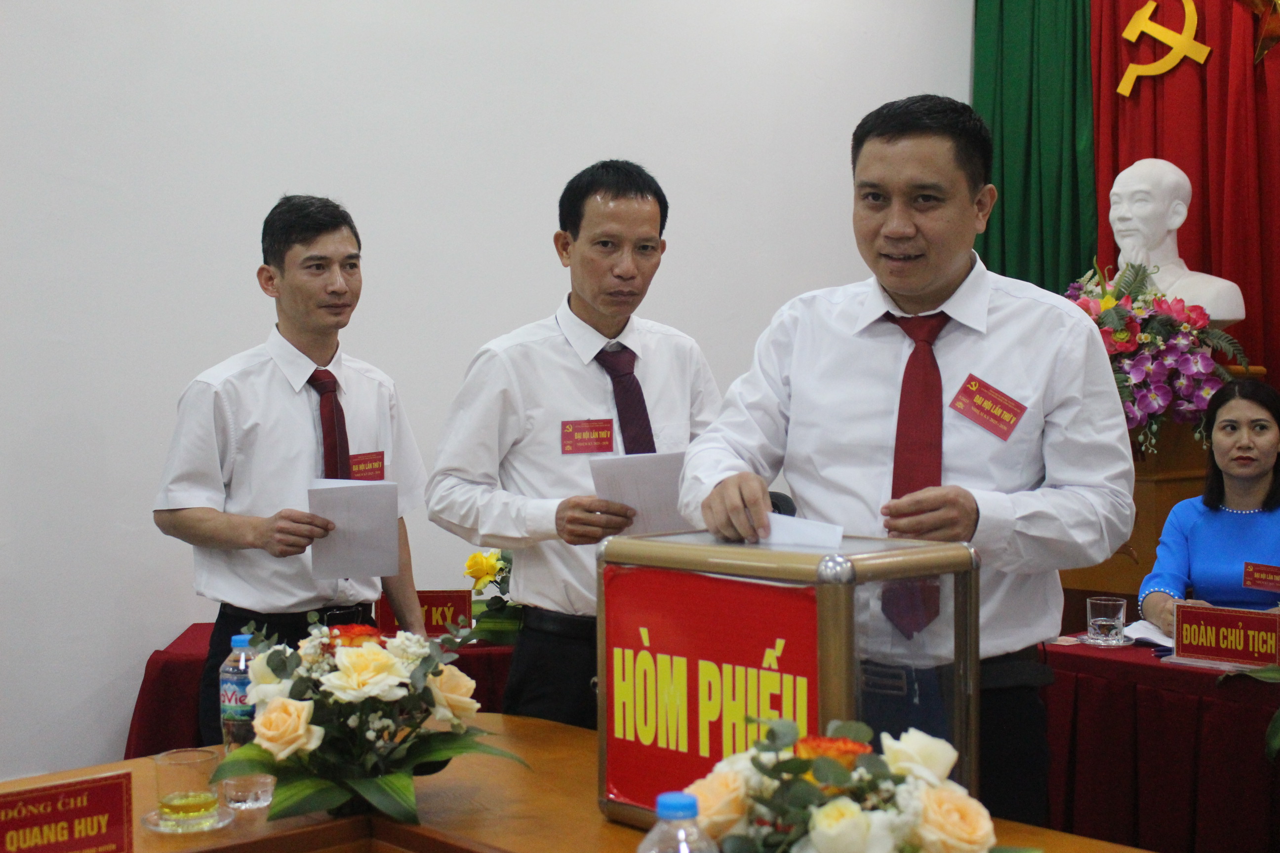 Các đại biểu bỏ phiếu bầu cấp uỷ chi bộ.