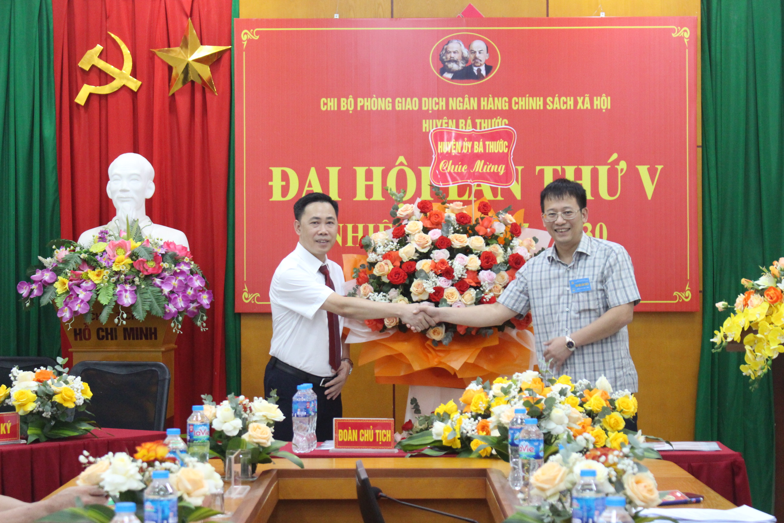 Đồng chí Lê Quang Huy, Phó Chủ tịch UBND huyện tặng hoa chúc mừng Đại hội.