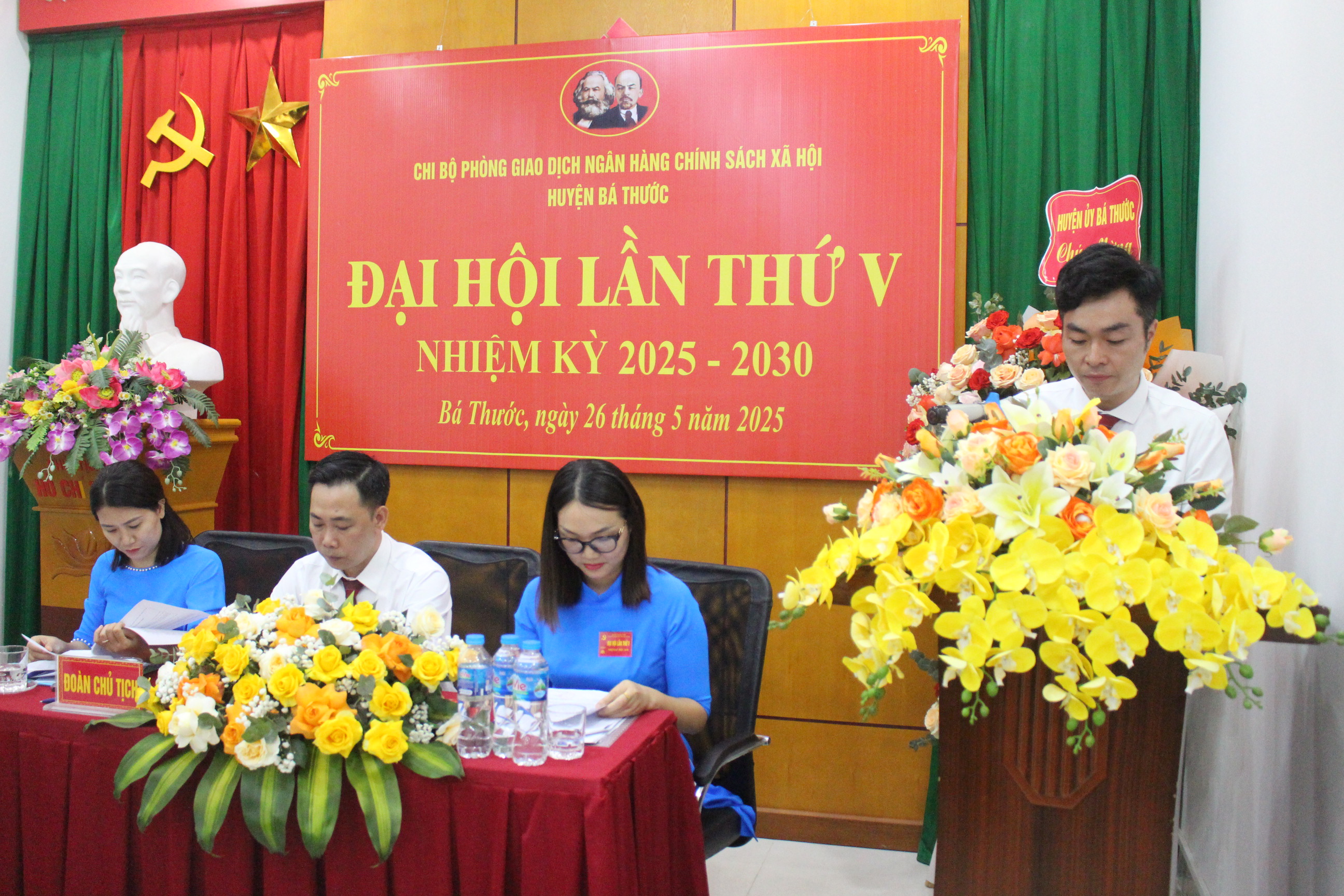 Đảng viên Chi bộ Phòng giao dịch Ngân hàng CSXH huyện Bá Thước thảo luận tại Đại hội.