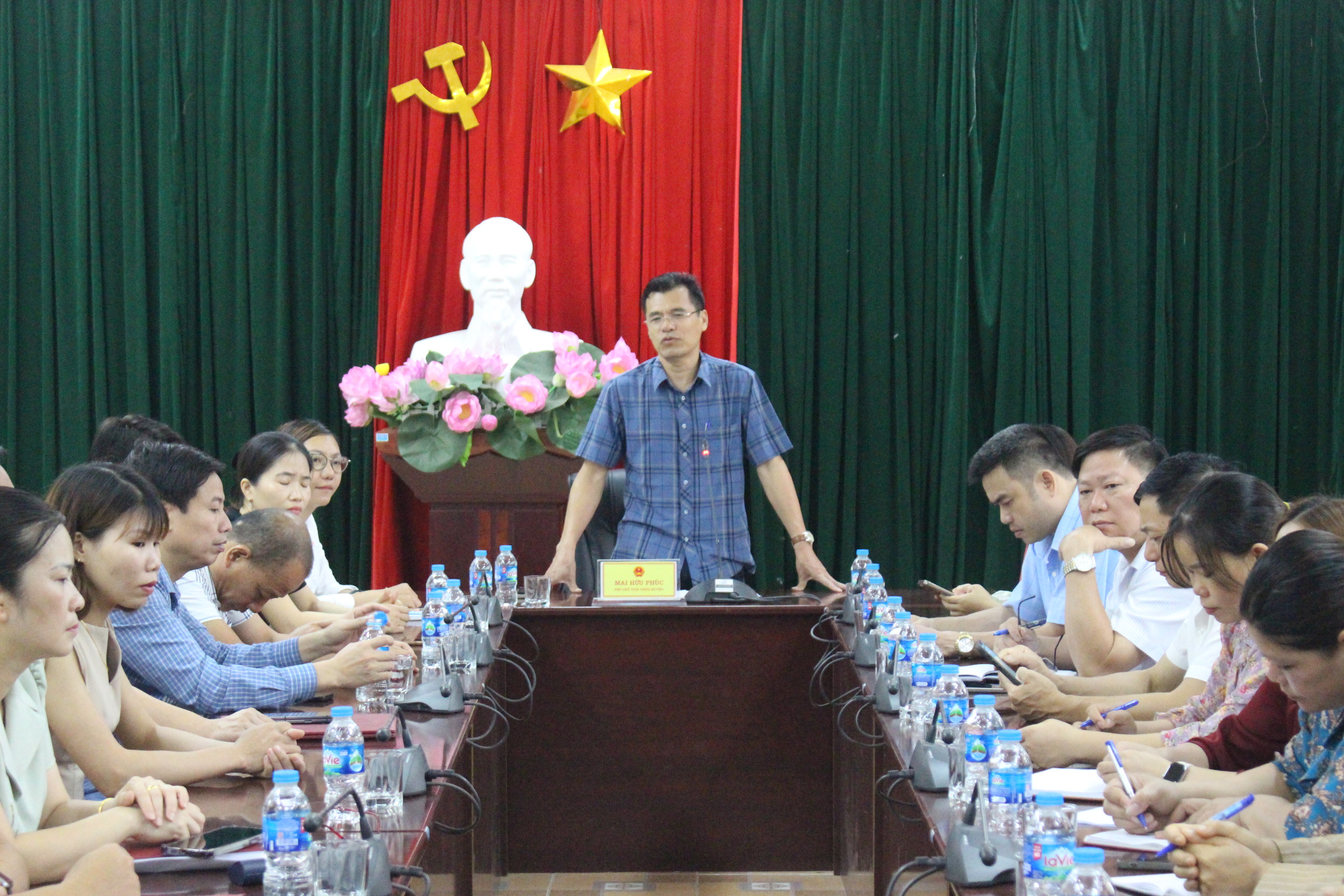 Đồng chí Mai Hữu Phúc, Phó Chủ tịch UBND huyện, Trưởng ban Quản lý Chương trình vùng huyện chủ trì buổi làm việc.