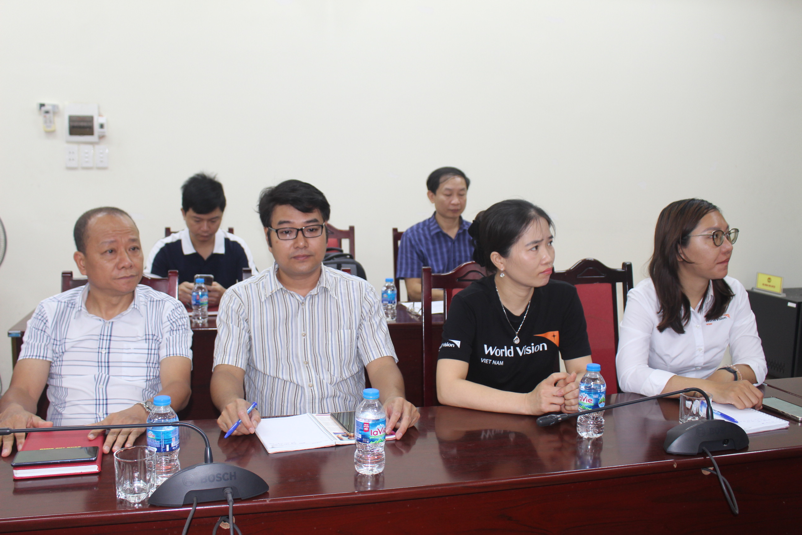 Các đại biểu dự buổi làm việc.