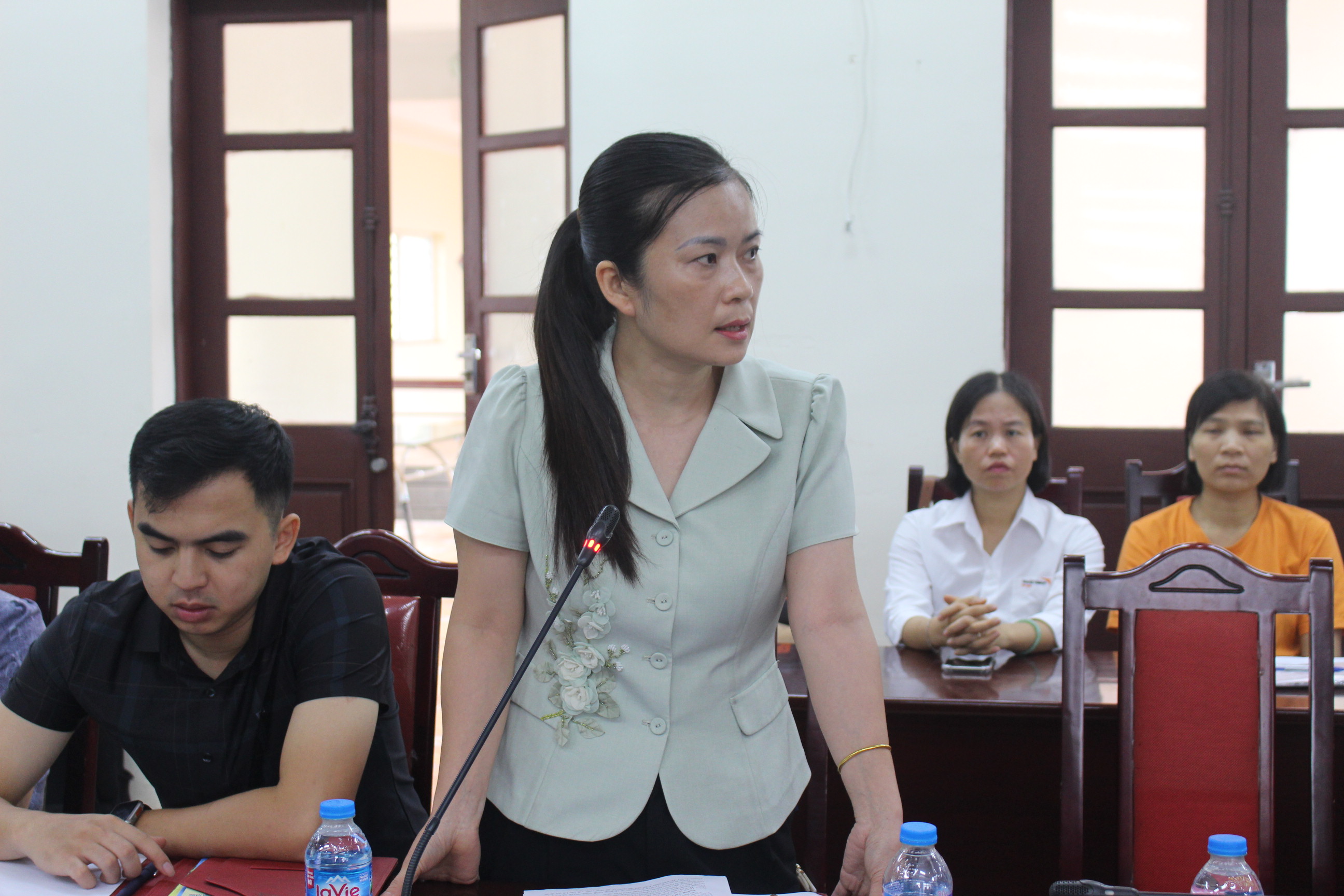 Đồng chí Lê Thị Hải Lý, Chủ tịch Hội Liên hiệp phụ nữ huyện Bá Thước phát biểu tại buổi làm việc.