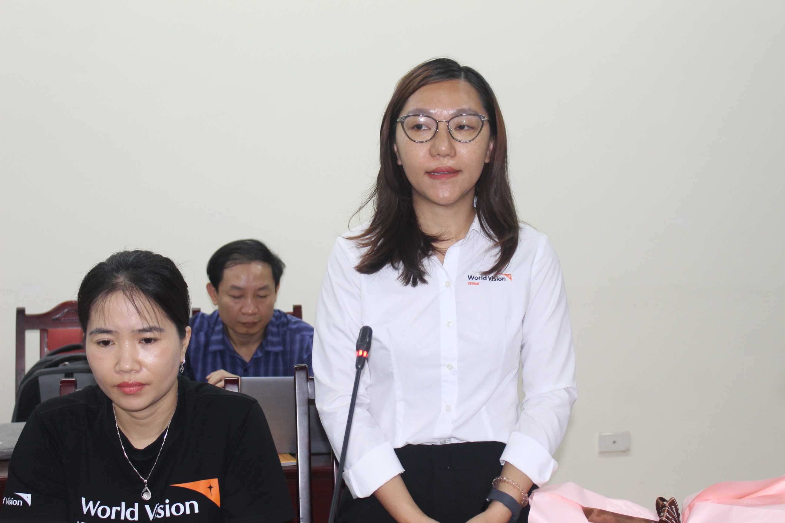 Bà Trần Thúy Linh, Giám đốc điều hành chương trình Giới thiệu tổng quan về Chương trình Tài chính Vi mô.