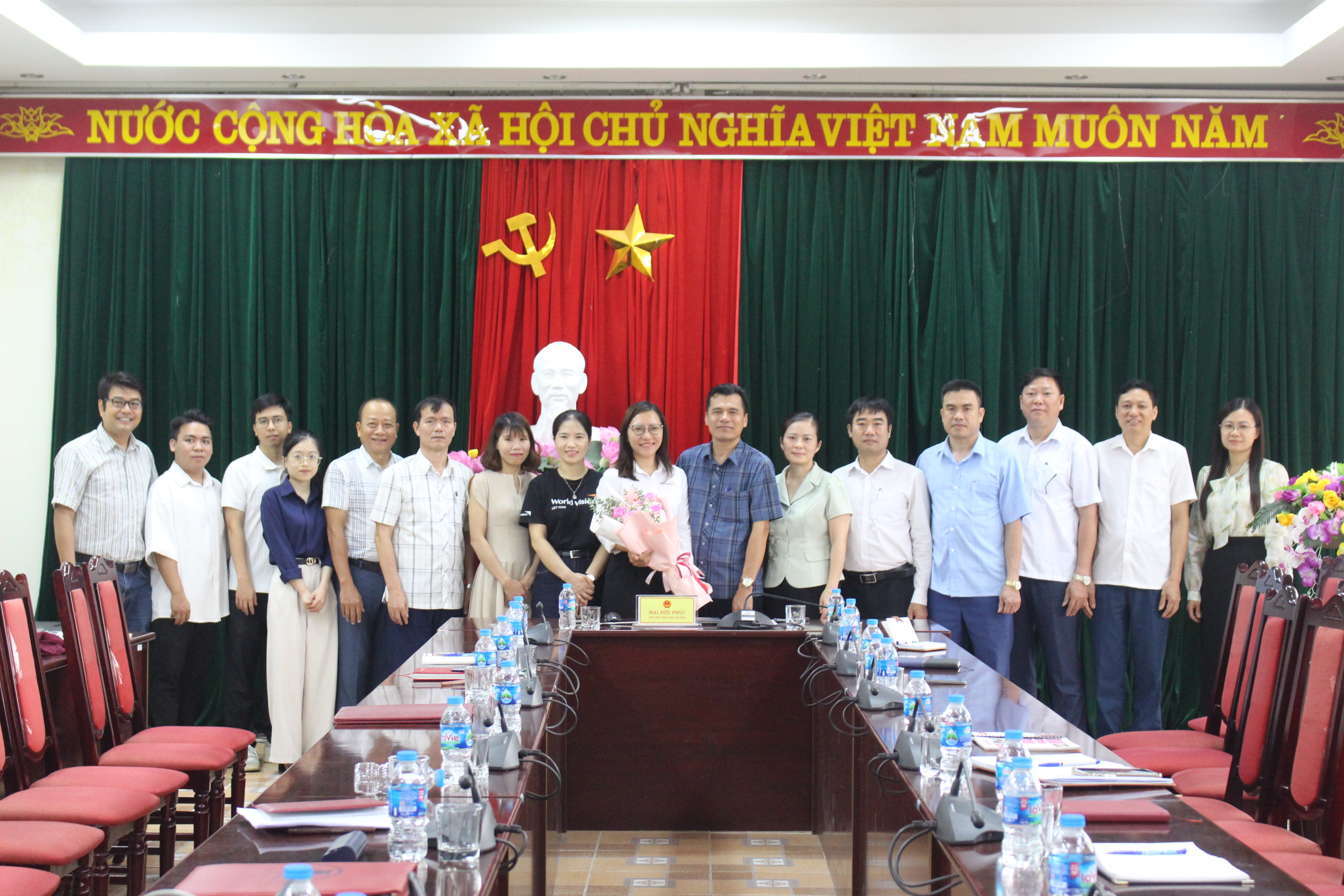 Các đại biểu chụp ảnh lưu niệm.