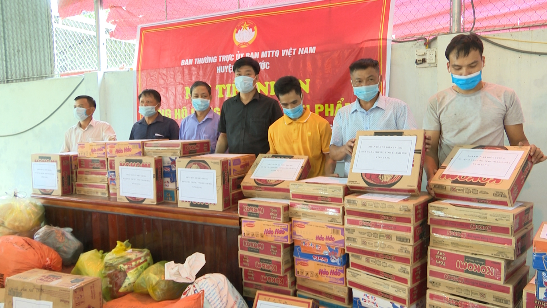UBMTTQ huyện tiếp nhận hàng hóa, nhu yếu phẩm các đơn vị trong huyện
