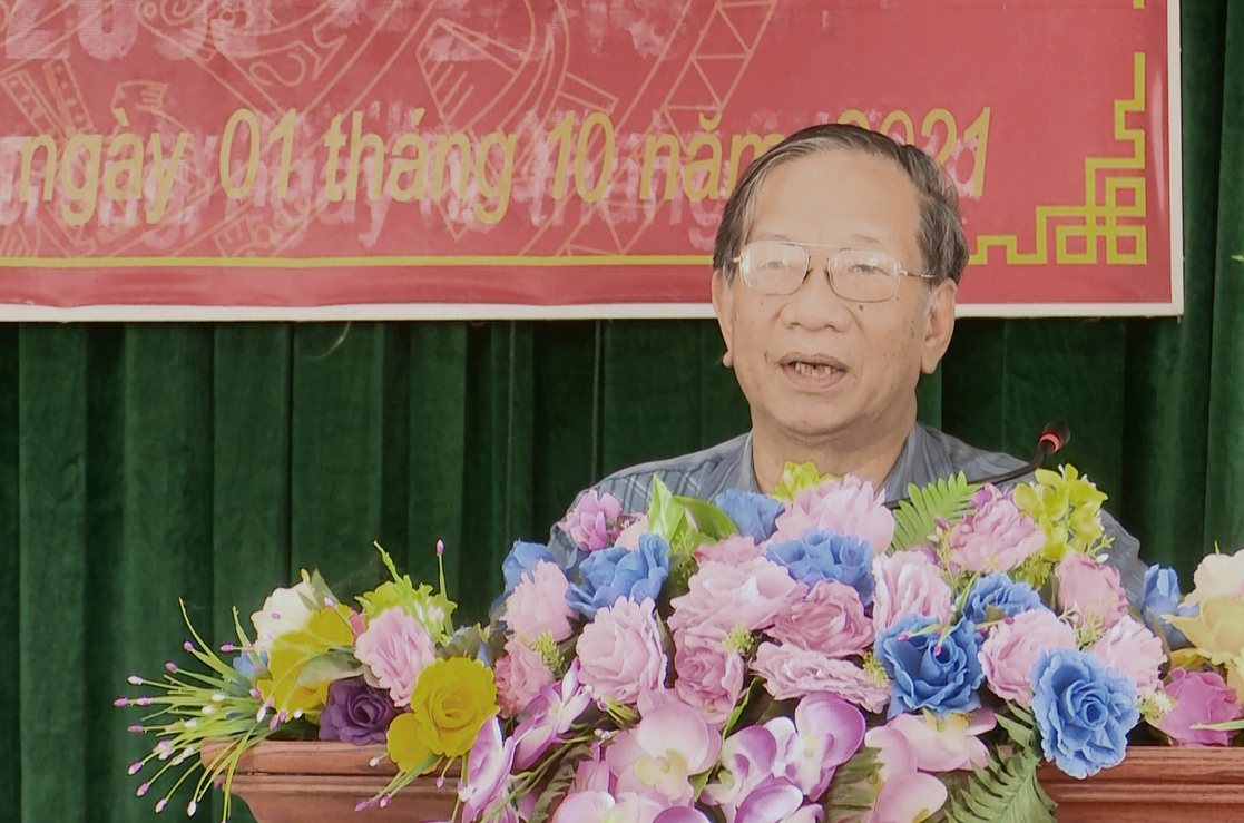 Đồng chí Lê Huy Hoàng, Chủ tịch Hội Khuyến học huyện, Phó Ban Chỉ đạo xã hội học tập huyện phát biểu tại buổi lễ