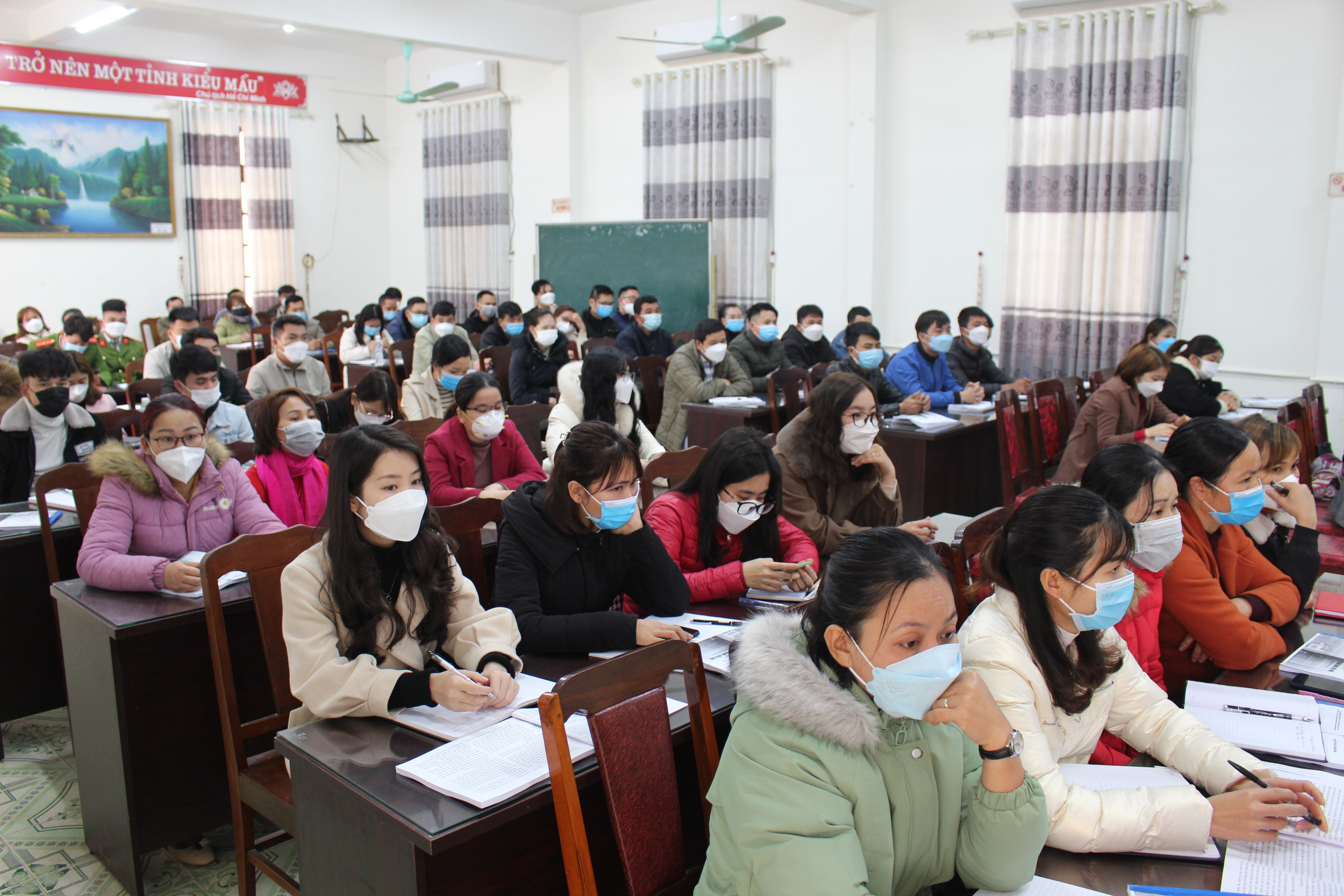 Các đồng chí học viên tham gia lớp bồi dưỡng