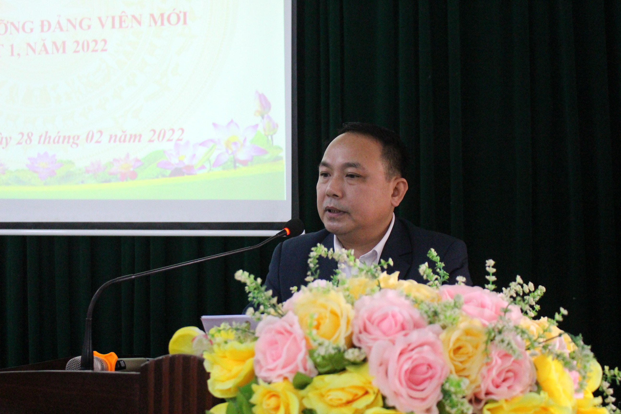 Đồng chí Lương Văn Thước, Ủy viên Ban Chấp hành Đảng bộ huyện, Phó Chủ nhiệm Ủy ban Kiểm tra Huyện ủy phát biểu chỉ đạo lớp bồi dưỡng