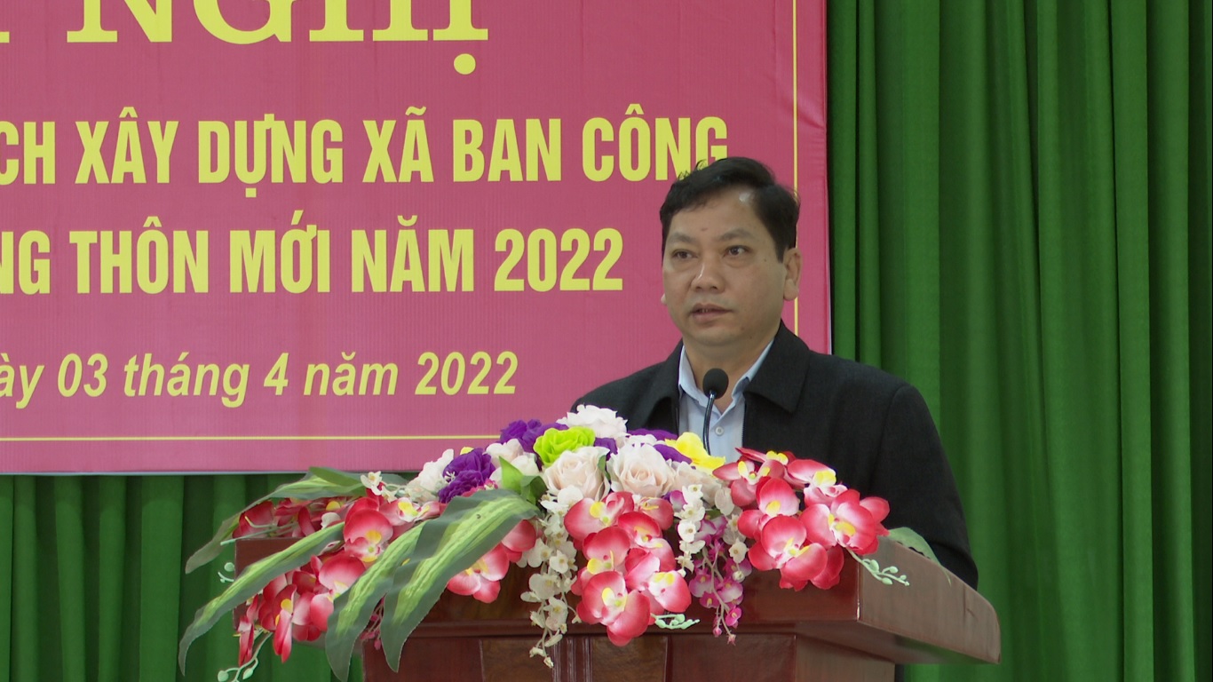 Đồng chí Bùi Văn Lưỡng, Bí thư Huyện ủy phát biểu kết luận hội nghị