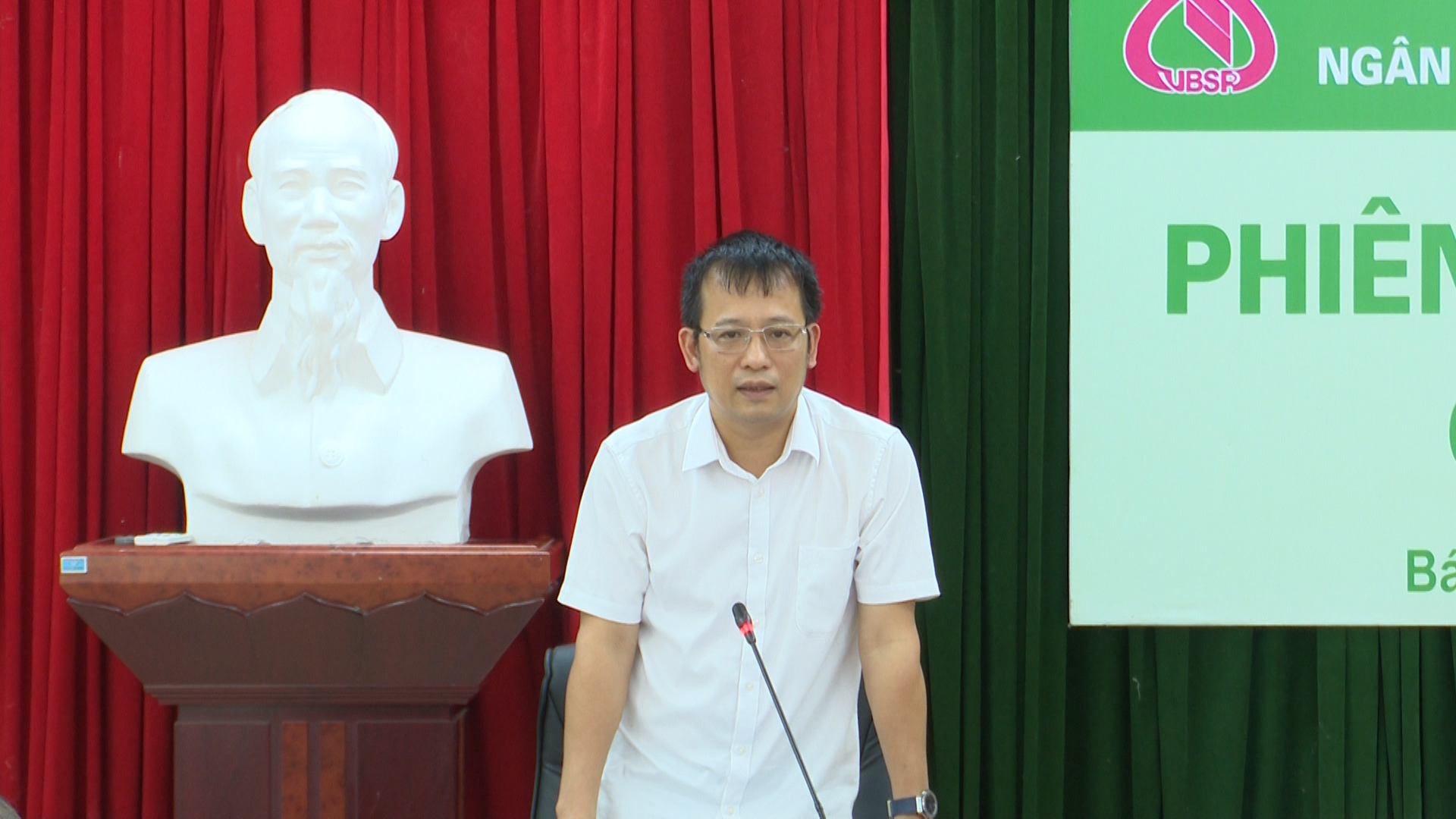 Đồng chí Lê Quang Huy, Phó Chủ tịch UBND huyện, Trưởng Ban đại diện HĐQT NHCSXH huyện khai mạc và chủ trì phiên họp