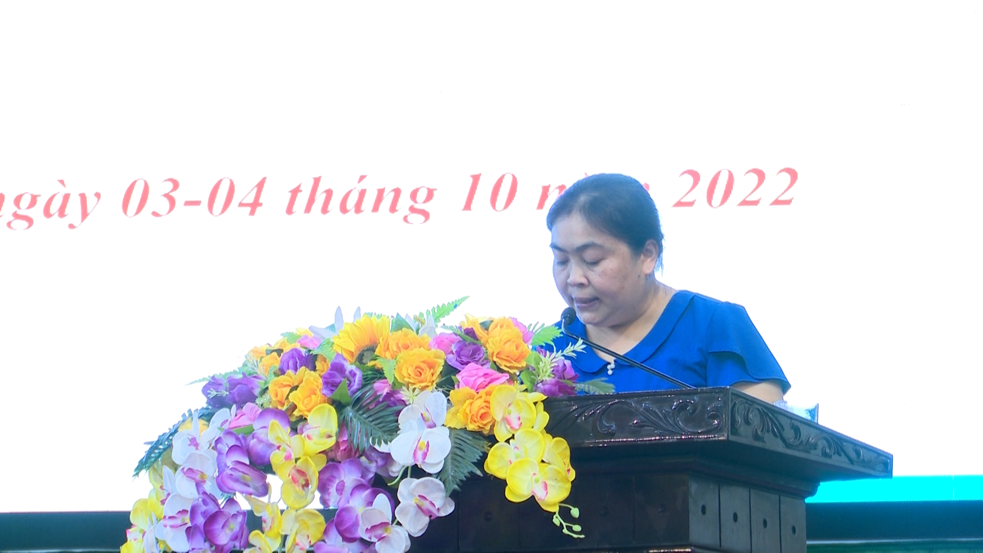 Báo cáo viên huyện Bá Thước truyền đạt các nội dung tại hội nghị