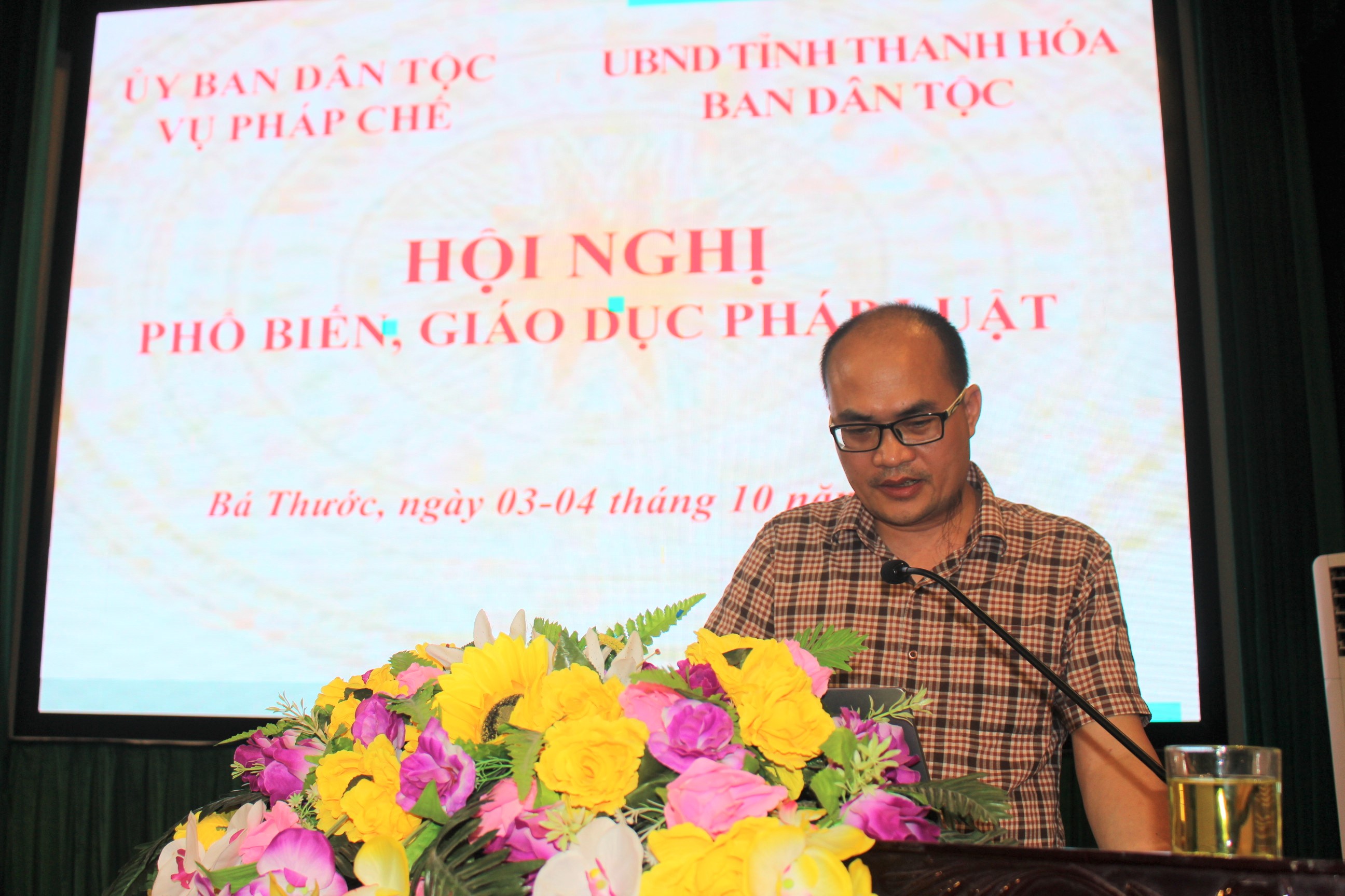 Đồng chí Chử Văn Thung, Phó Vụ trưởng Vụ Pháp chế (Ủy ban Dân tộc) truyền đạt một số nội dung quan trọng tại hội nghị