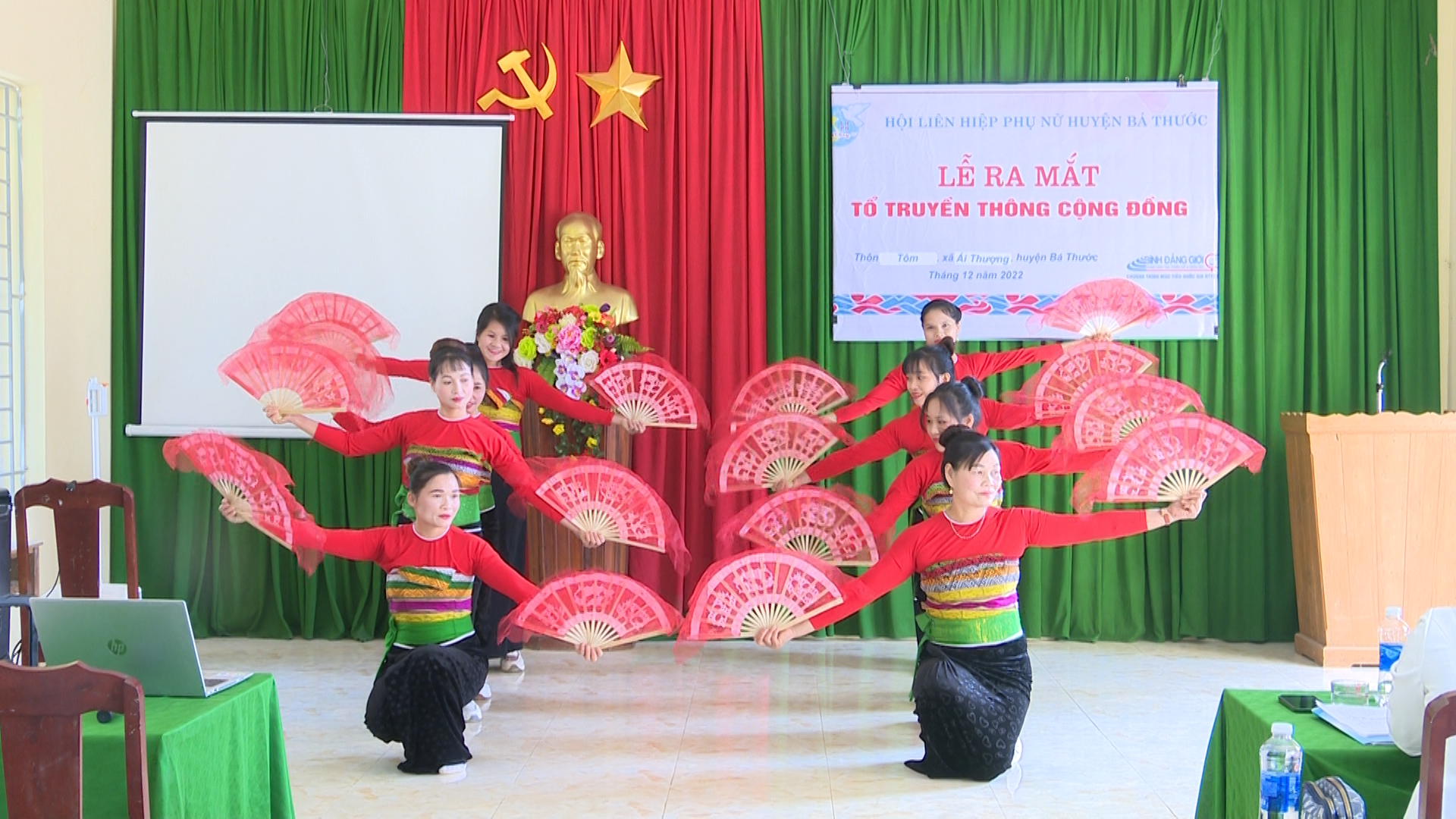 Một tiết mục văn nghệ chào mừng buổi ra mắt Tổ truyền thông cộng đồng tại thôn Tôm