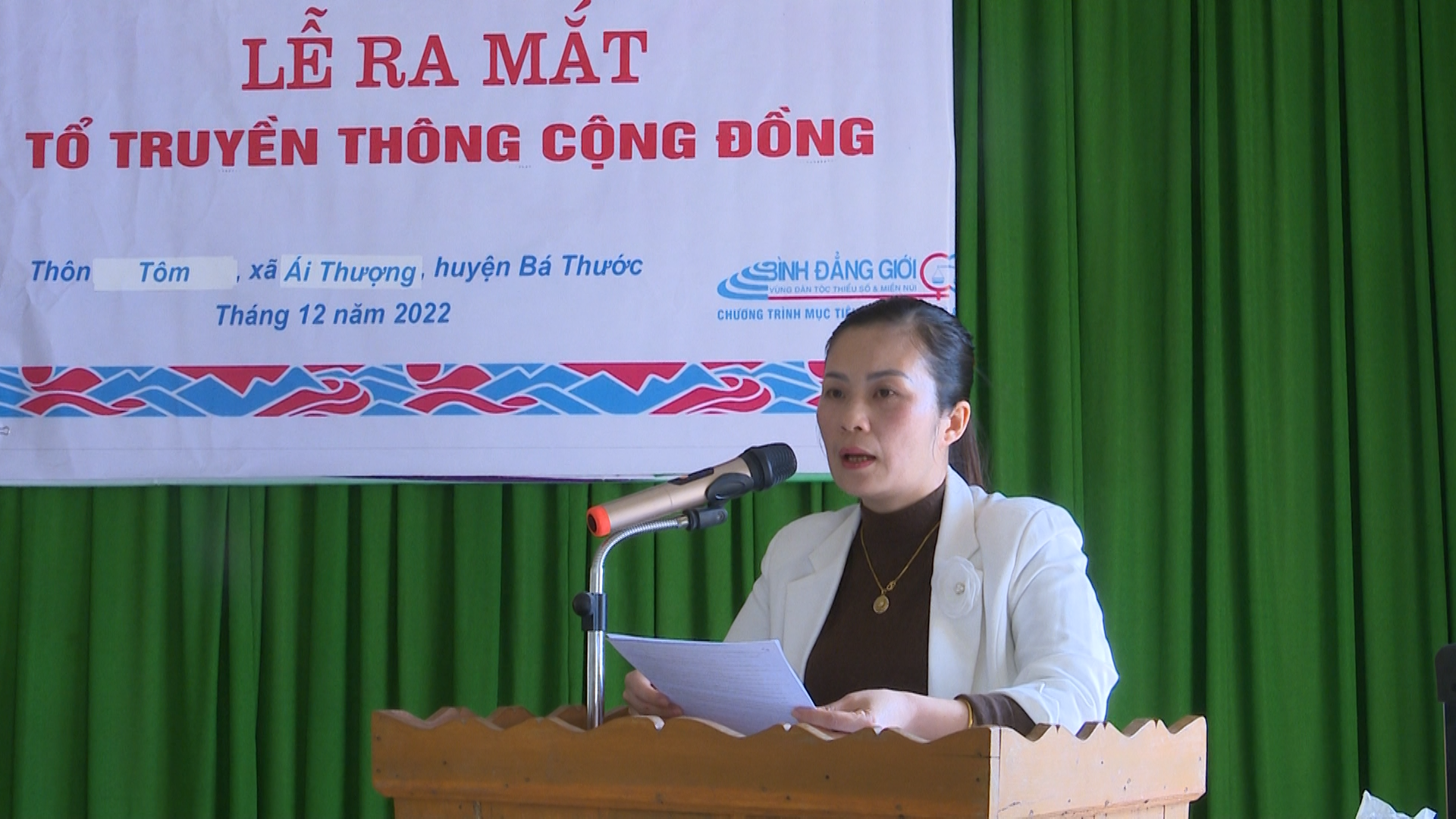 Đồng chí Lê Thị Hải Lý, Chủ tịch Hội LHPN huyện phát biểu tại buổi ra mắt Tổ truyền thông cộng đồng thôn Tôm