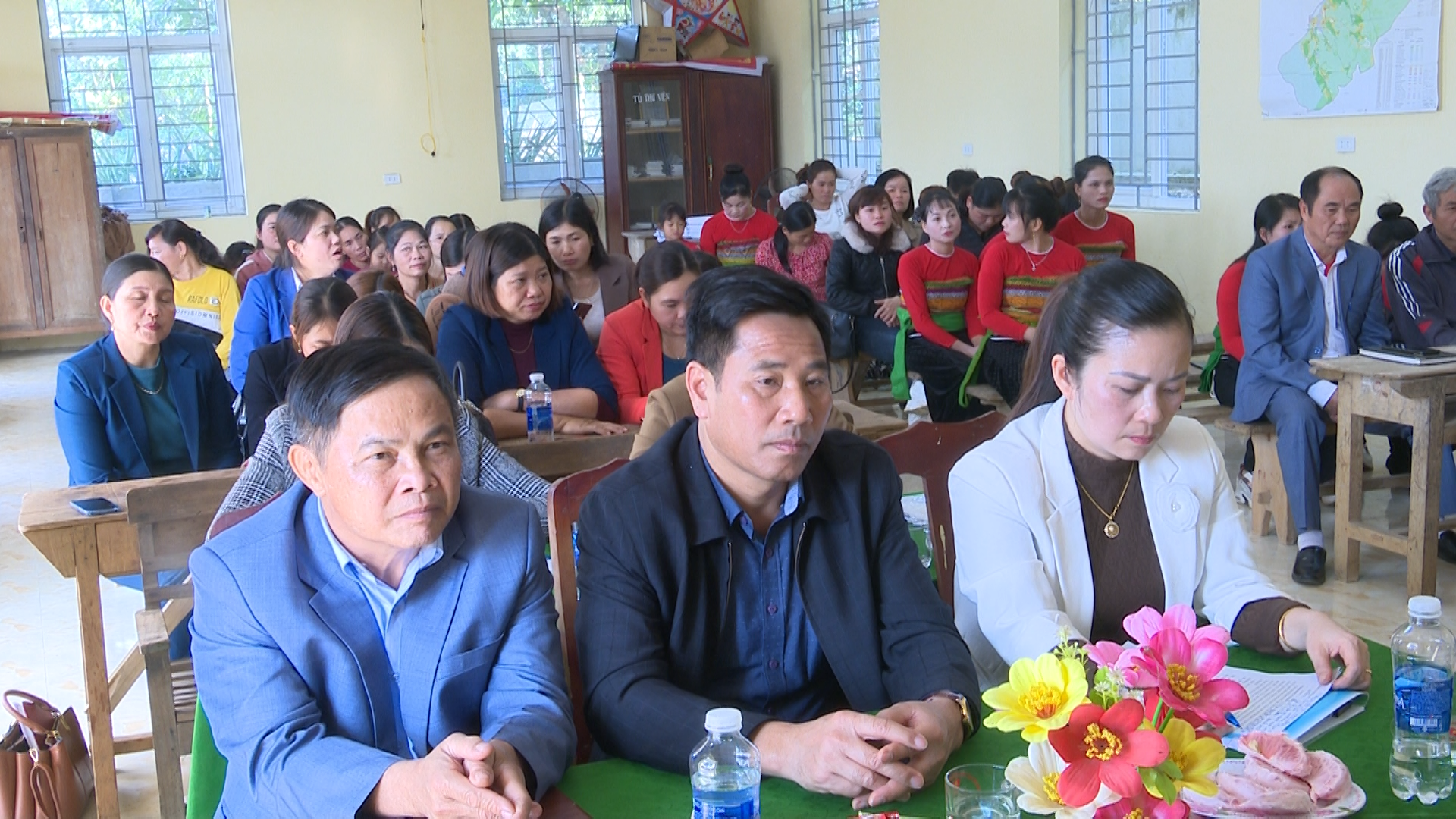Các đại biểu dự buổi ra mắt Tổ truyền thông cộng đồng thôn Tôm