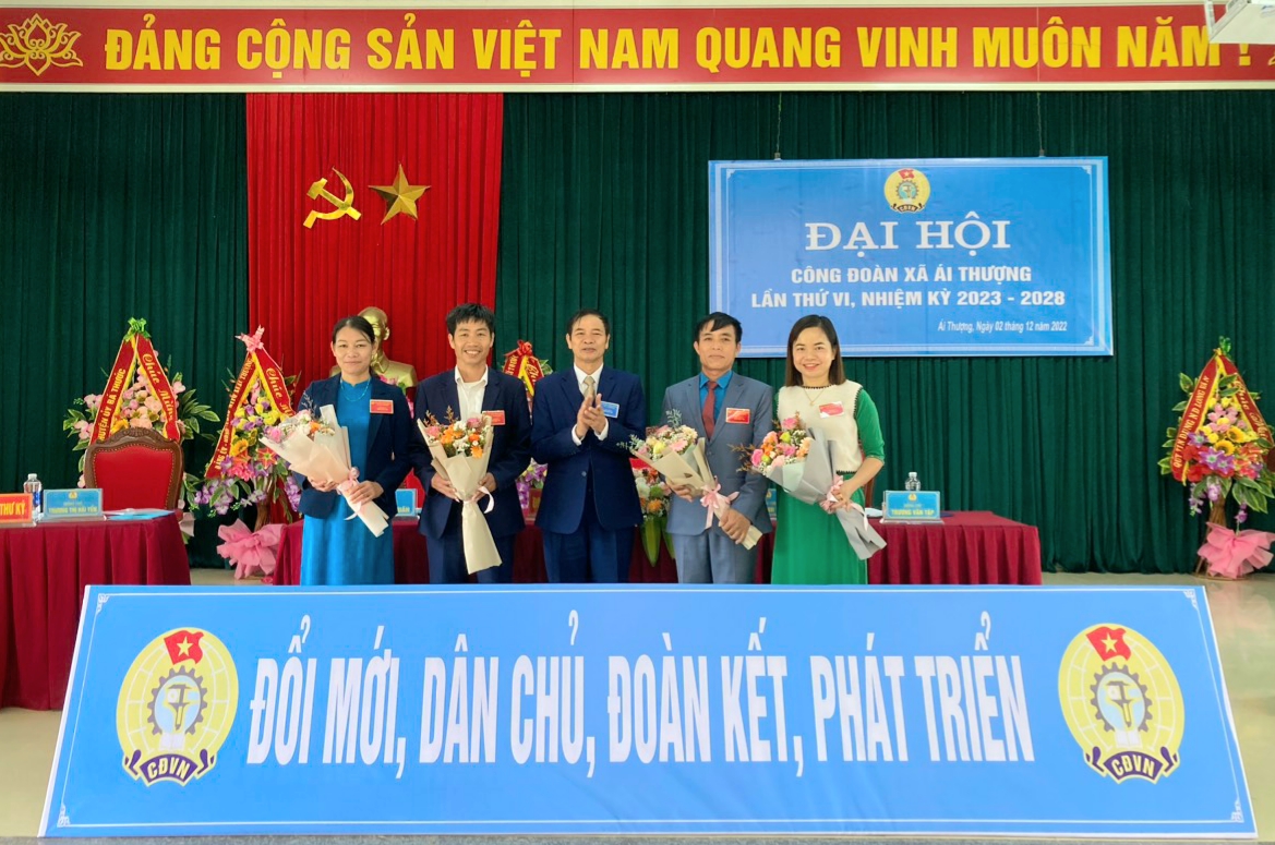 Đồng chí Trương Văn Dũng, Ủy viên Ban Chấp hành LĐLĐ tỉnh, Chủ tịch LĐLĐ huyện tặng hoa chúc mừng BCH Công đoàn xã Ái Thượng nhiệm kỳ 2023-2028