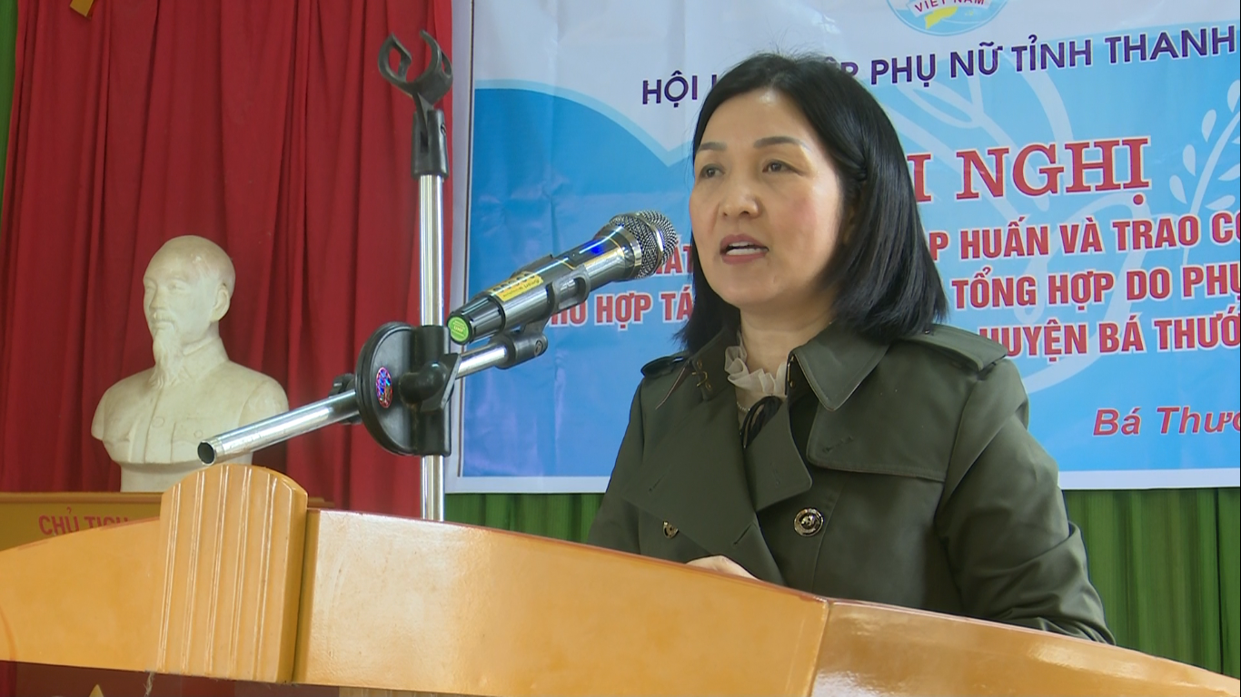 Đồng chí Phạm Thị Thúy, Phó chủ tịch Thường trực Hội Liên hiệp phụ nữ tỉnh Thanh Hóa phát biểu tại hội nghị
