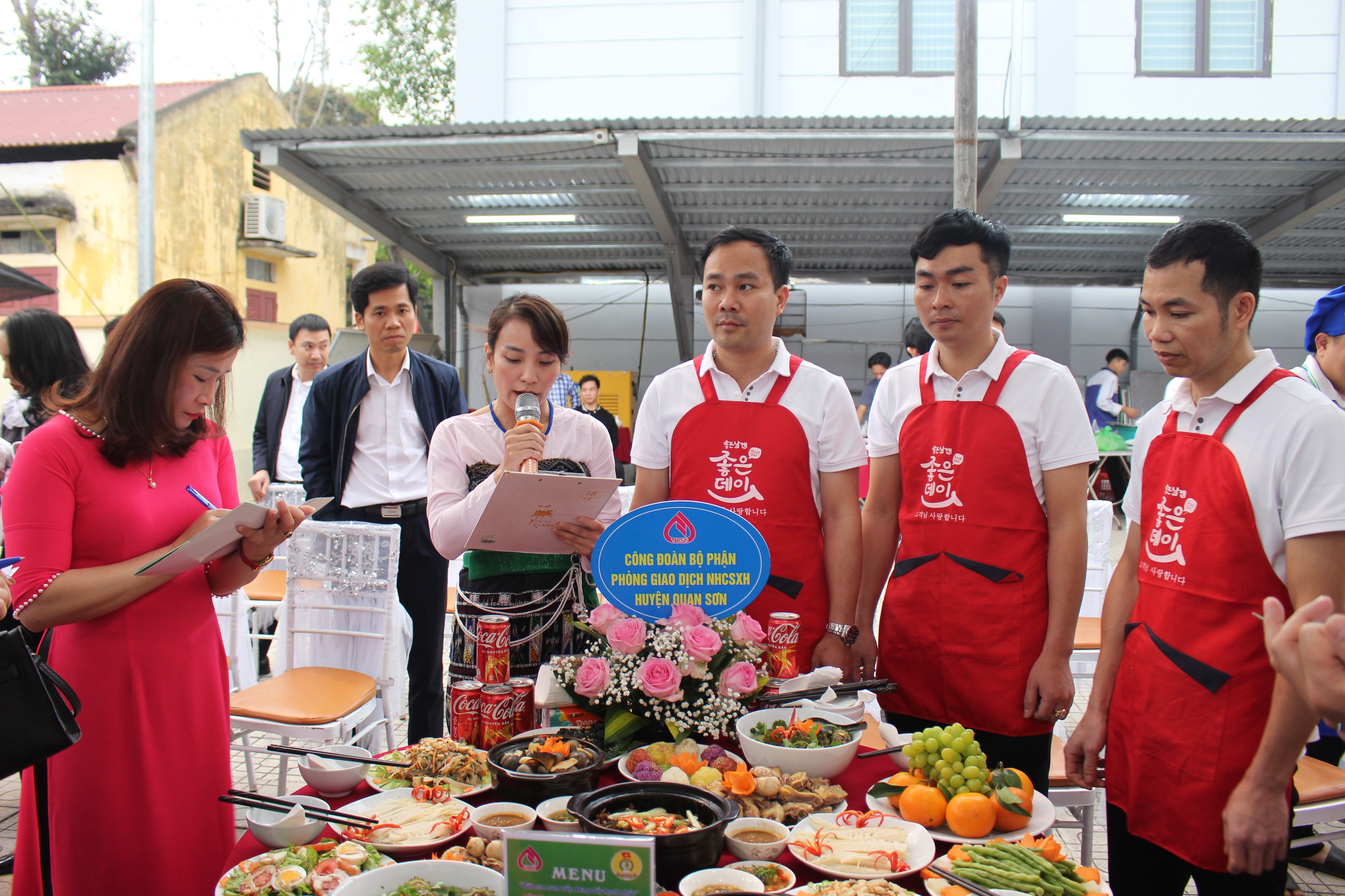 Đội thi Công đoàn bộ phận Phòng giao dịch NHCSXH huyện Quan Sơn thuyết trình các món ăn mang đậm truyền thống dân tộc địa phương