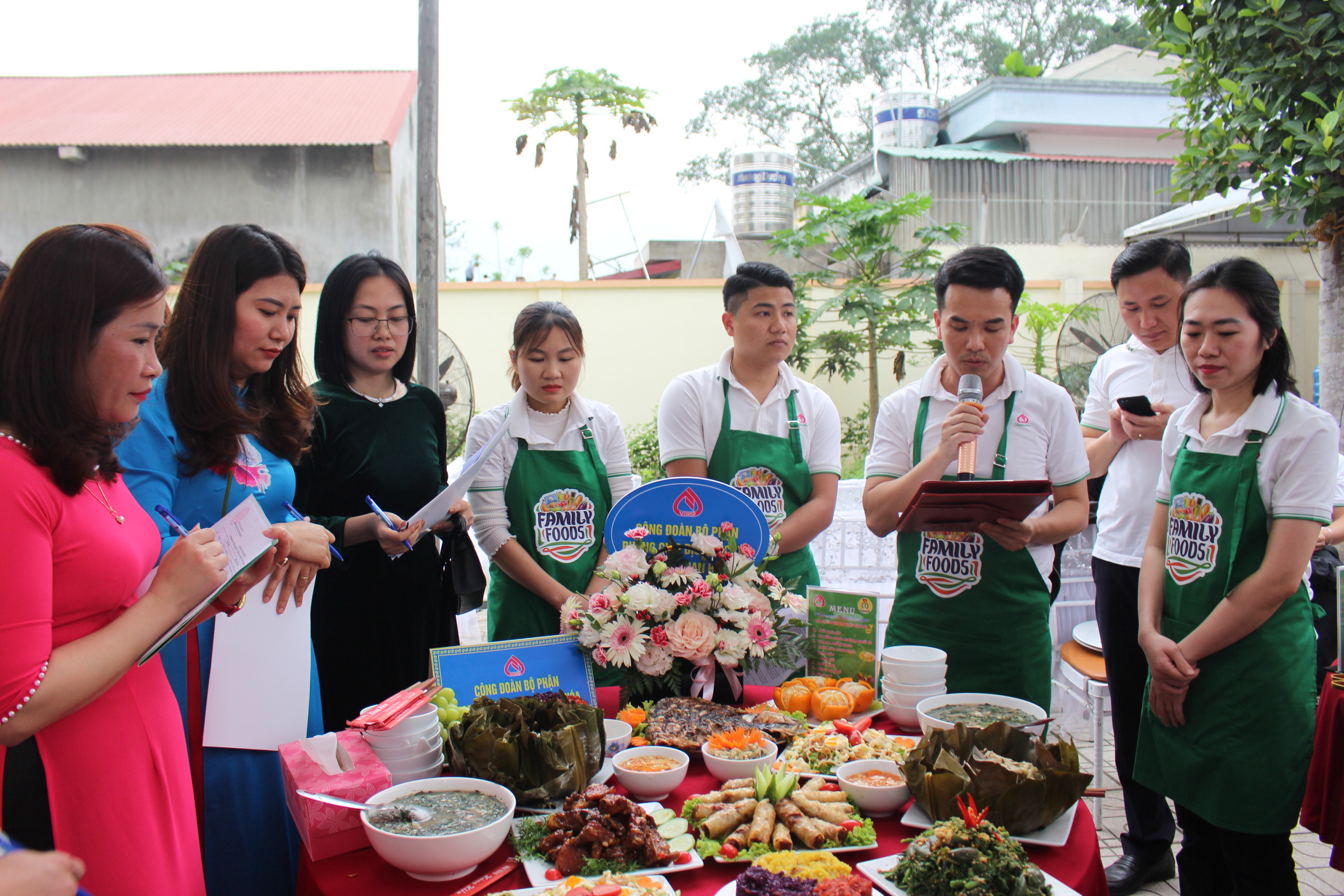 Công đoàn bộ phận Phòng giao dịch NHCSXH huyện Quan Hóa với các món ăn thơm ngon, bổ dưỡng, trình bày đẹp mắt