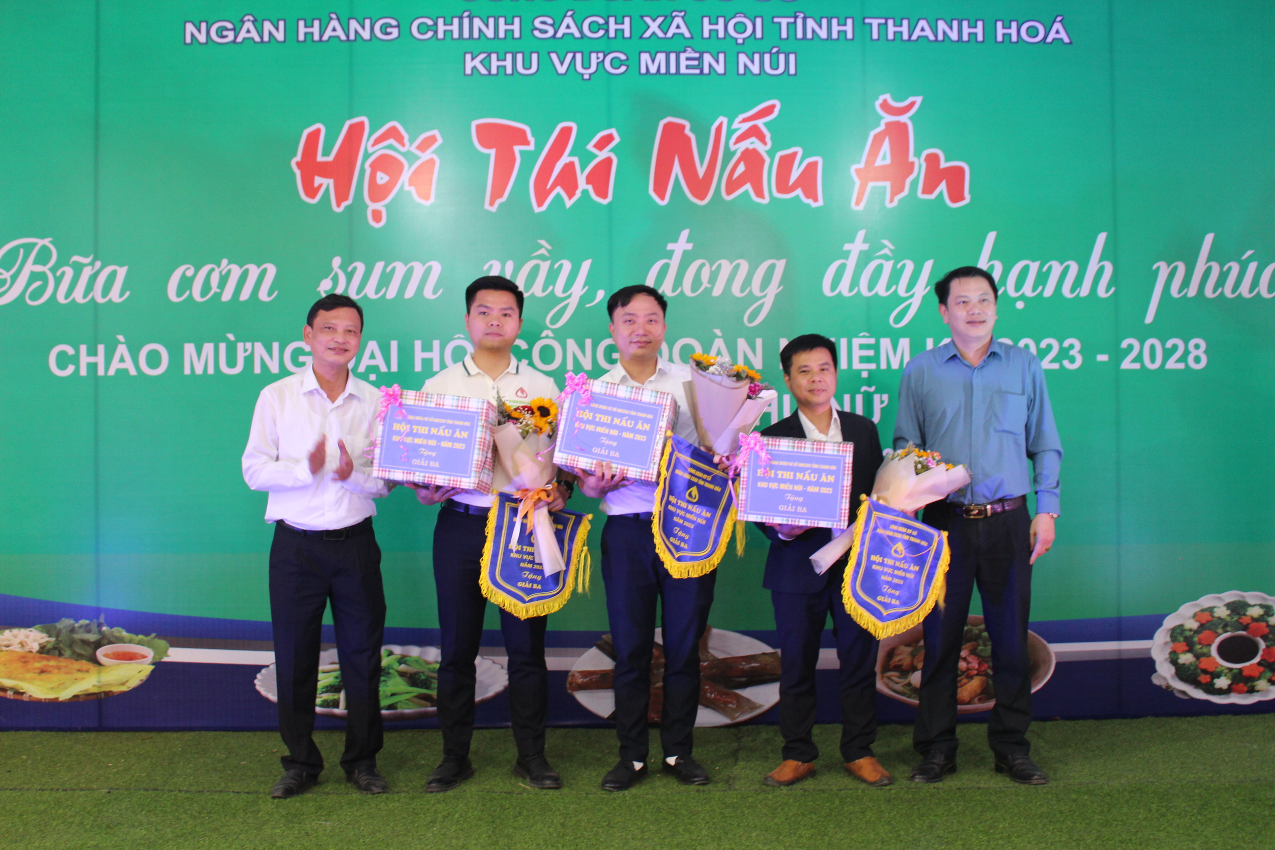 Ban tổ chức trao giải ba cho các đội Công đoàn bộ phận Phòng giao dịch NHCSXH huyện Thạch Thành, Cẩm Thủy, Ngọc Lặc, Lang Chánh, Thường Xuân, Như Xuân, Mường Lát
