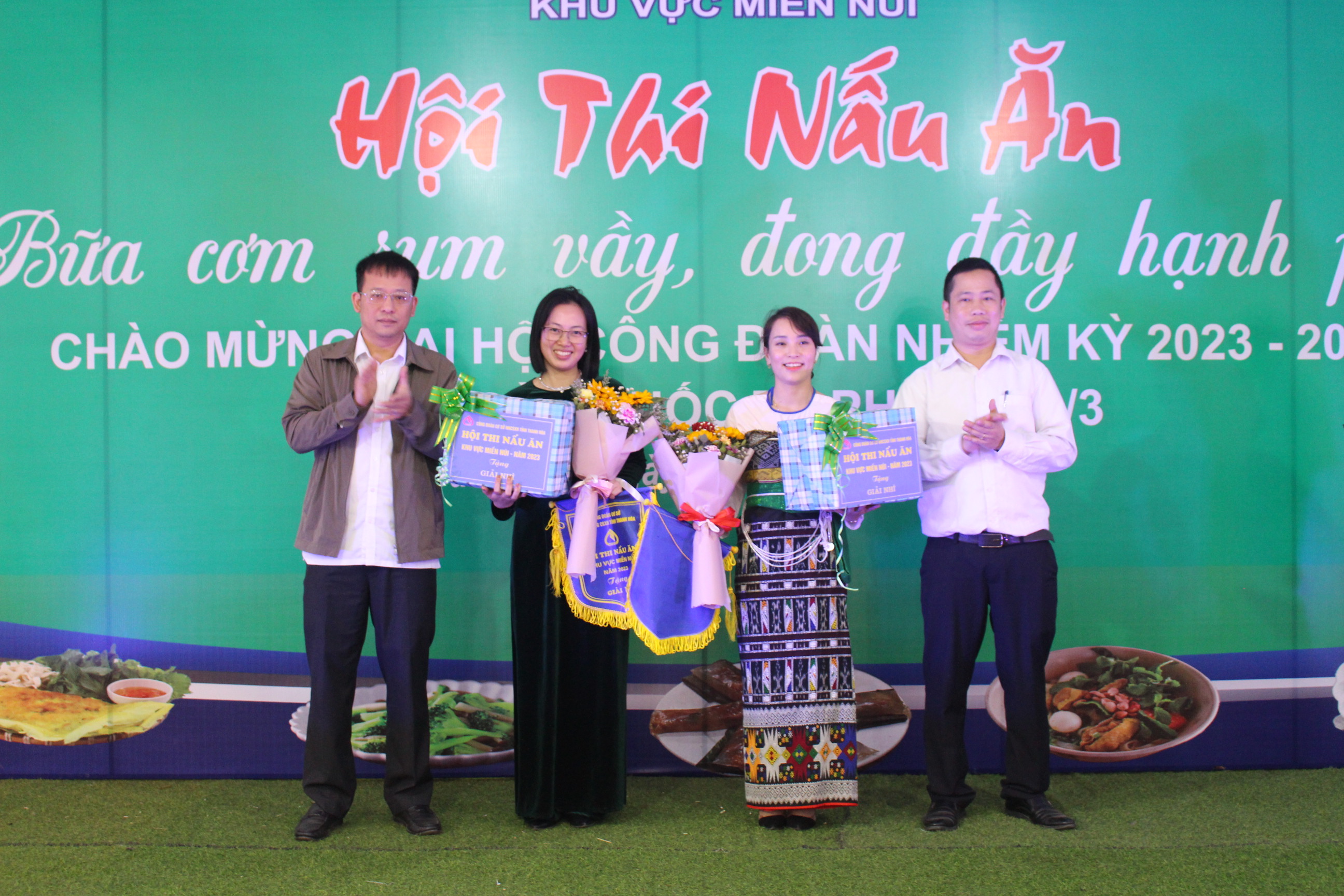 Ban tổ chức và lãnh đạo huyện Bá Thước trao giải nhì cho Công đoàn bộ phận Phòng giao dịch NHCSXH huyện Quan Sơn và Quan Hóa