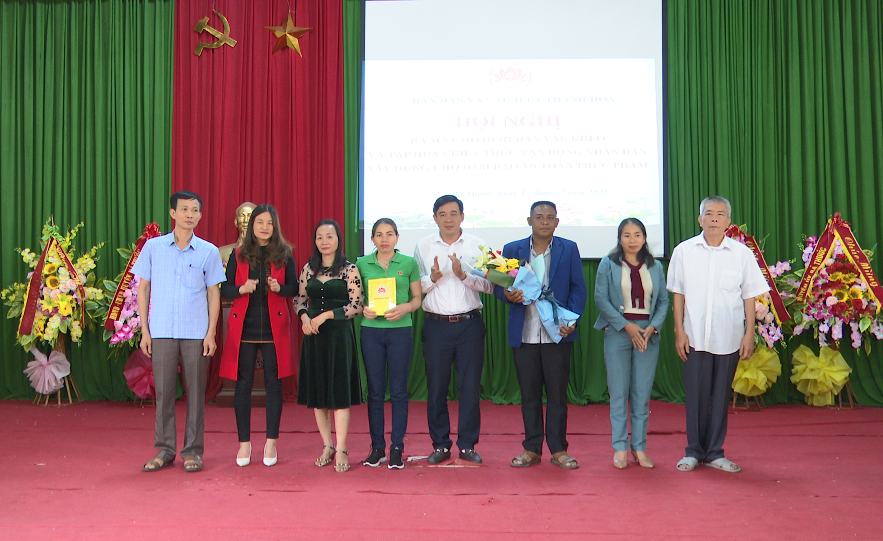 Đồng chí Phạm Trọng Dũng, Phó trưởng Ban Thường trực Ban Dân vận Tỉnh ủy Thanh Hóa tặng hoa chúc mừng Ban điều hành