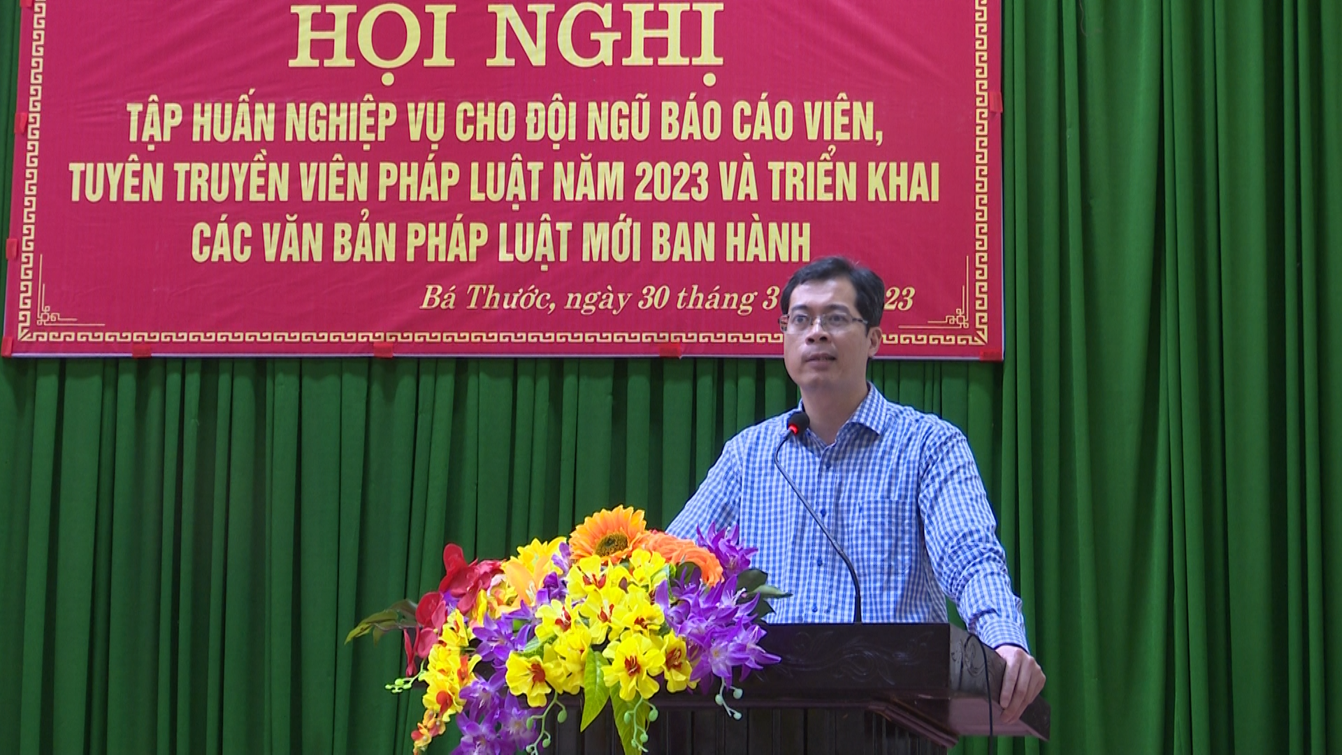 Đồng chí Nguyễn Xuân Hạnh, Trưởng phòng Hành chính Tư pháp (Sở Tư pháp tỉnh Thanh Hóa) triển khai các nội dung chuyên đề