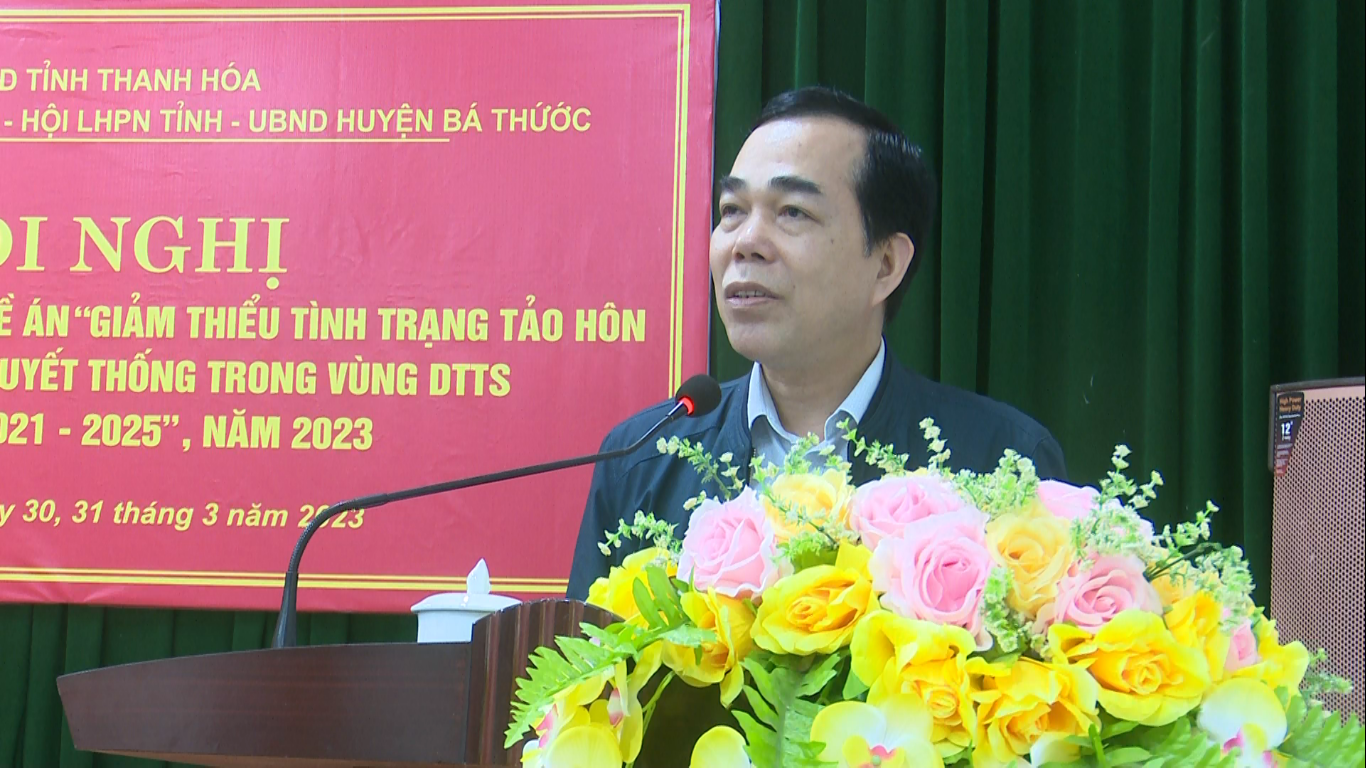 Đồng chí Cầm Bá Tường, Phó Trưởng ban Dân tộc tỉnh Thanh Hóa phát biểu tại hội nghị