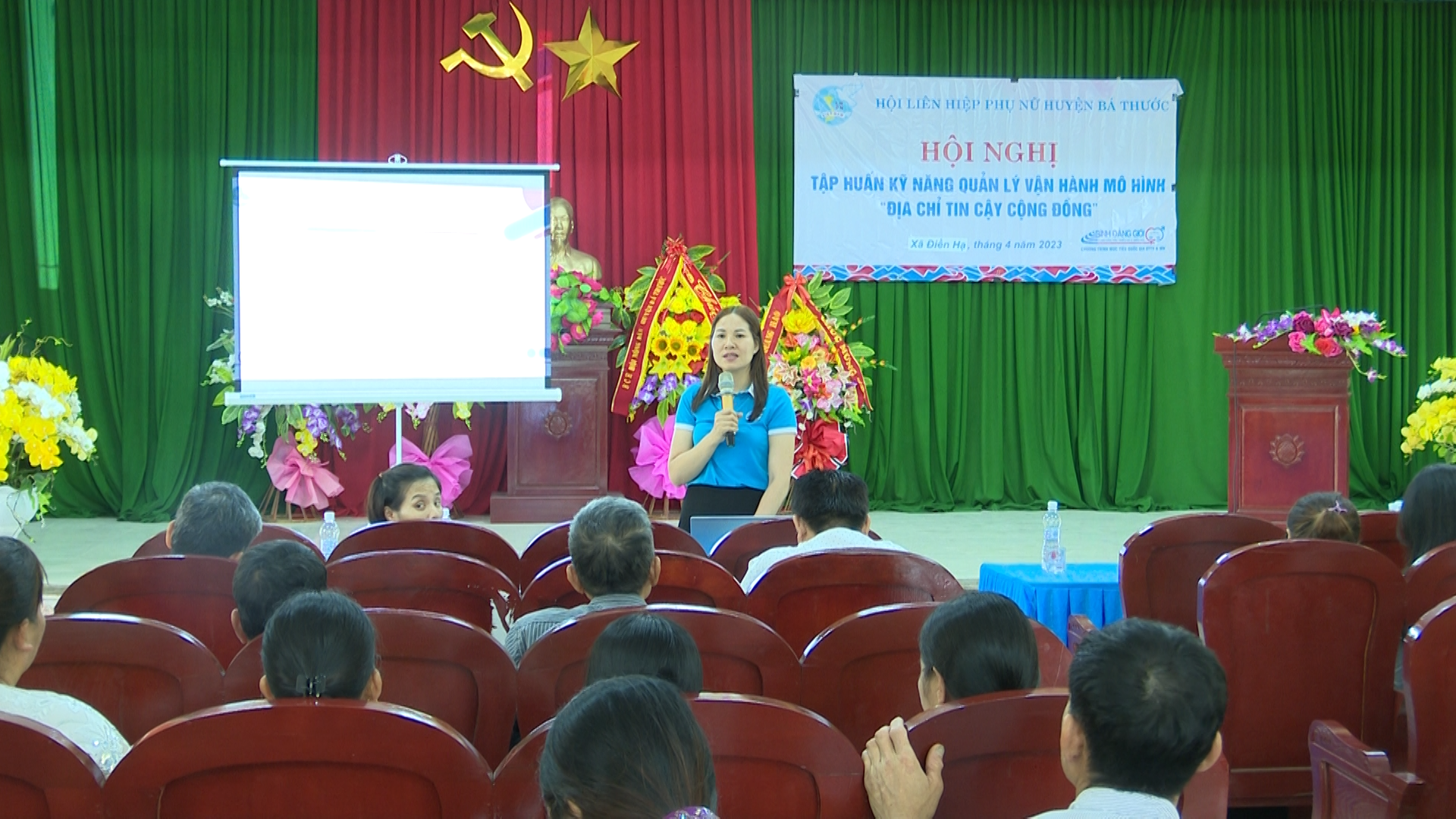 Các đồng chí lãnh đạo Hội LHPN huyện tập huấn kỹ năng vận hành quản lý mô hình “Địa chỉ tin cậy tại cộng đồng” xã Điền Hạ