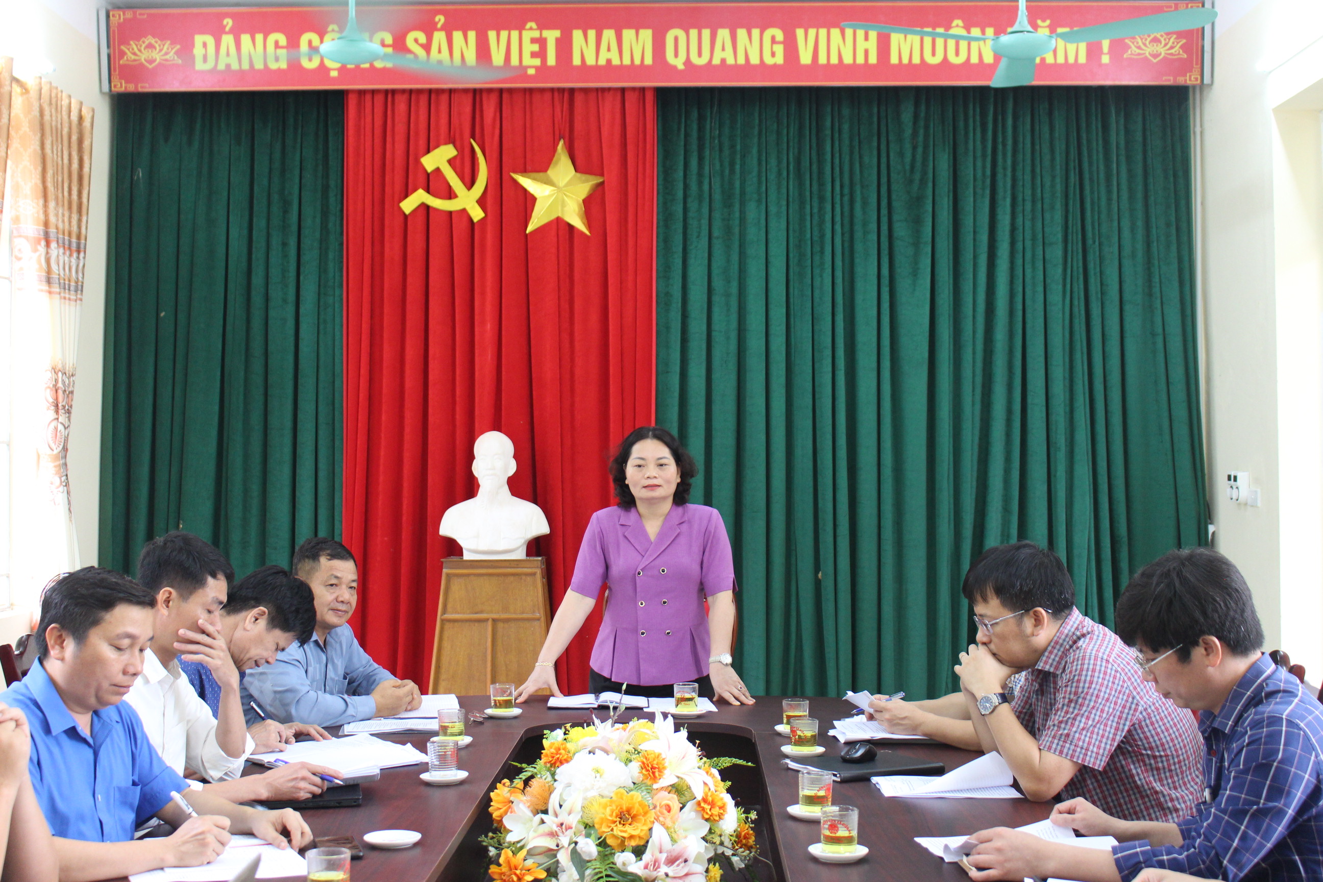 Đồng chí Bùi Thị Hoa, Phó Bí thư Thường trực Huyện ủy, Chủ tịch HĐND huyện phát biểu chỉ đạo tại buổi làm việc với xã Điền Hạ