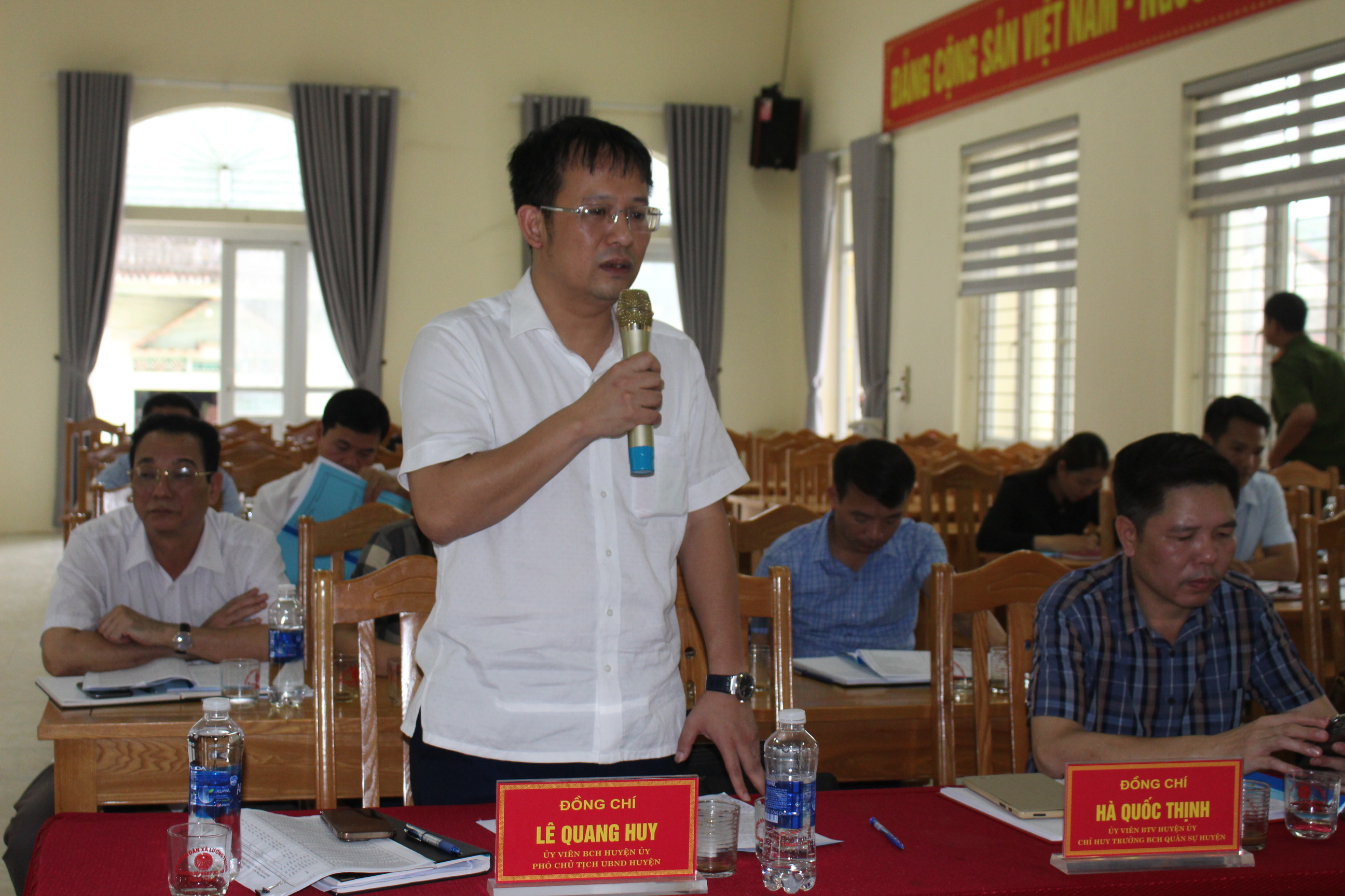 Đồng chí Lê Quang Huy, Phó Chủ tịch UBND huyện phát biểu tại buổi làm việc với xã Lương Trung