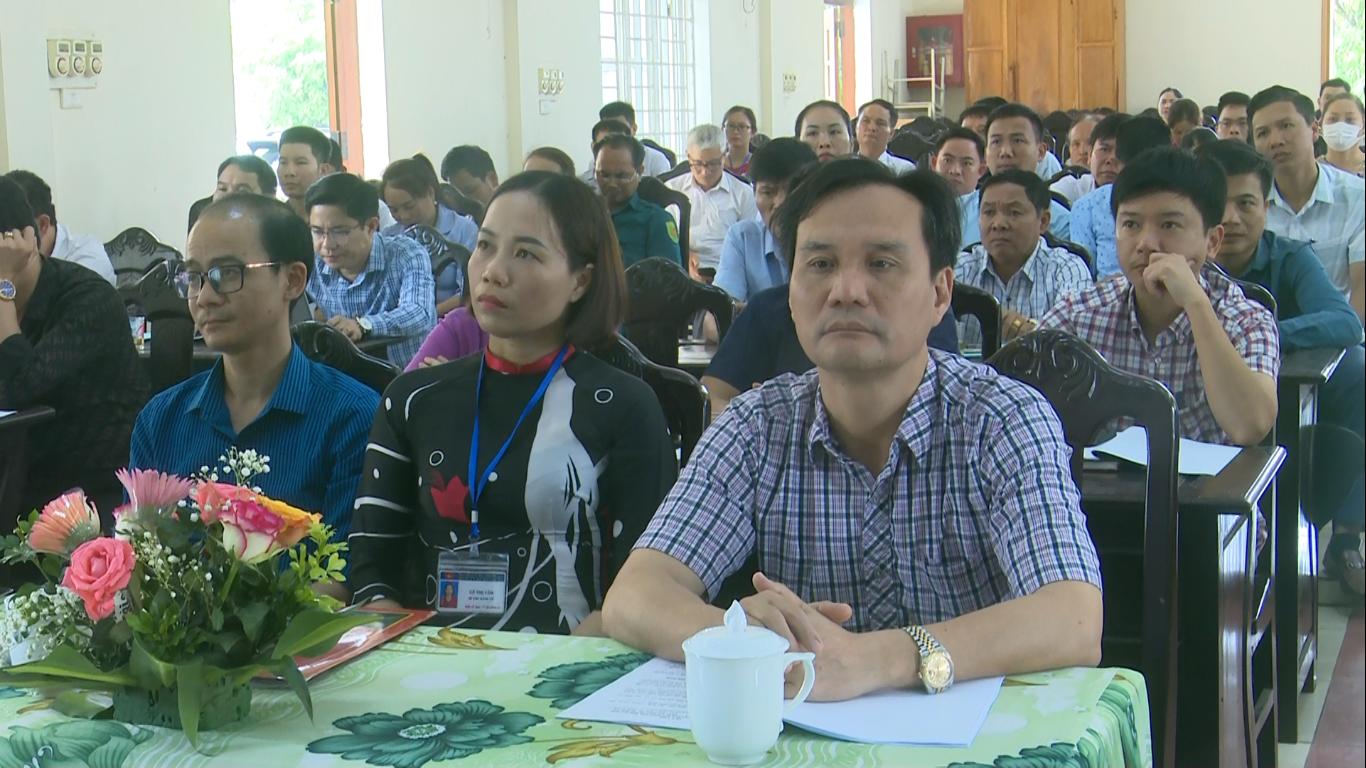 Đồng chí Phạm Đình Minh, Bí thư Huyện uỷ cùng các đại biểu dự buổi lễ