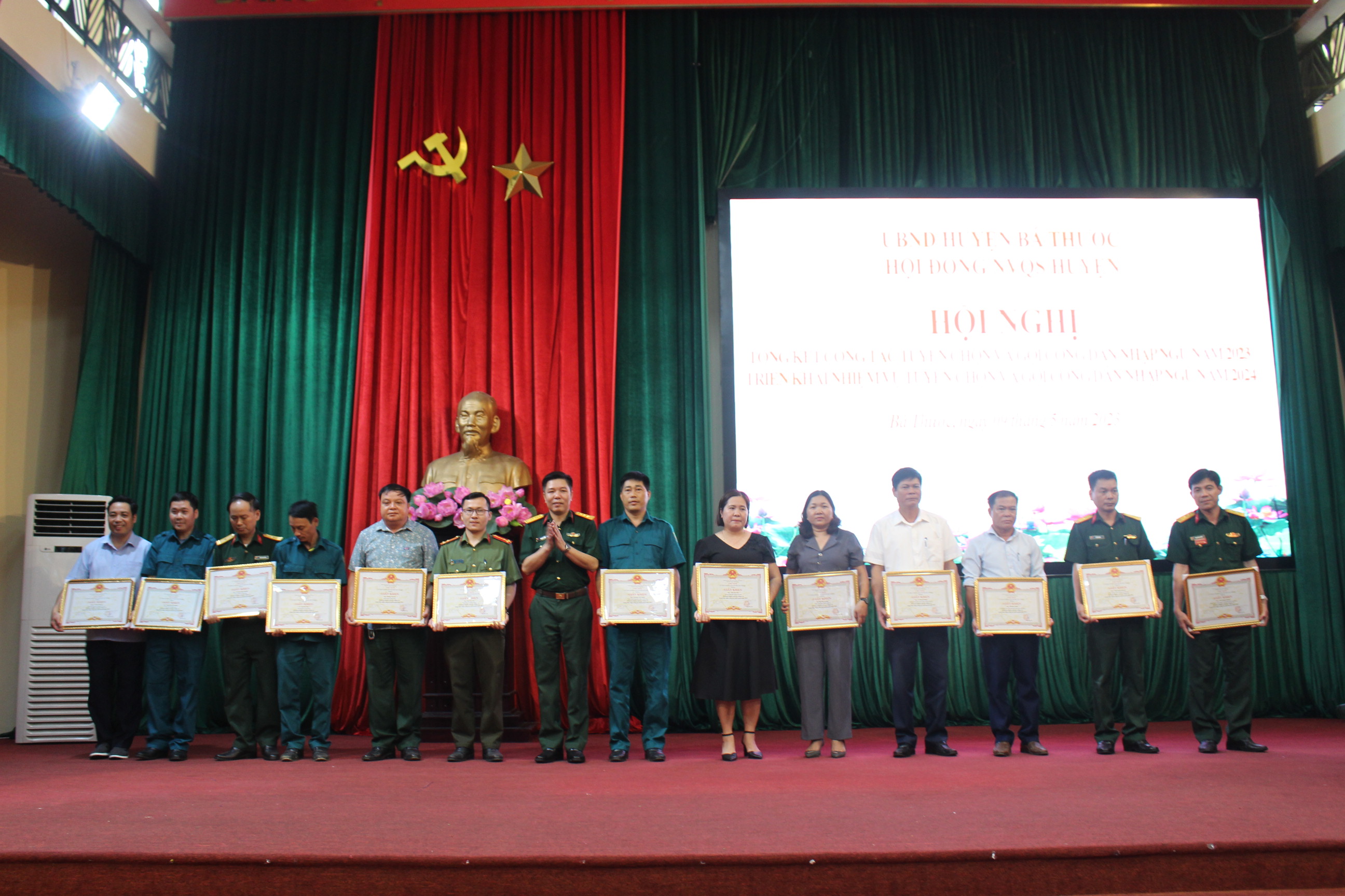 Đồng chí Ngọ Đình Hải, Phó Bí thư Huyện uỷ, Chủ tịch UBND huyện, Chủ tịch Hội đồng NVQS huyện và đồng chí Hà Quốc Thịnh, Uỷ viên Ban Thường vụ, Chỉ huy trưởng Ban CHQS huyện, Phó Chủ tịch Hội đồng NVQS huyện trao giấy khen của Chủ tịch UBND huyện cho các tập thể và cá nhân