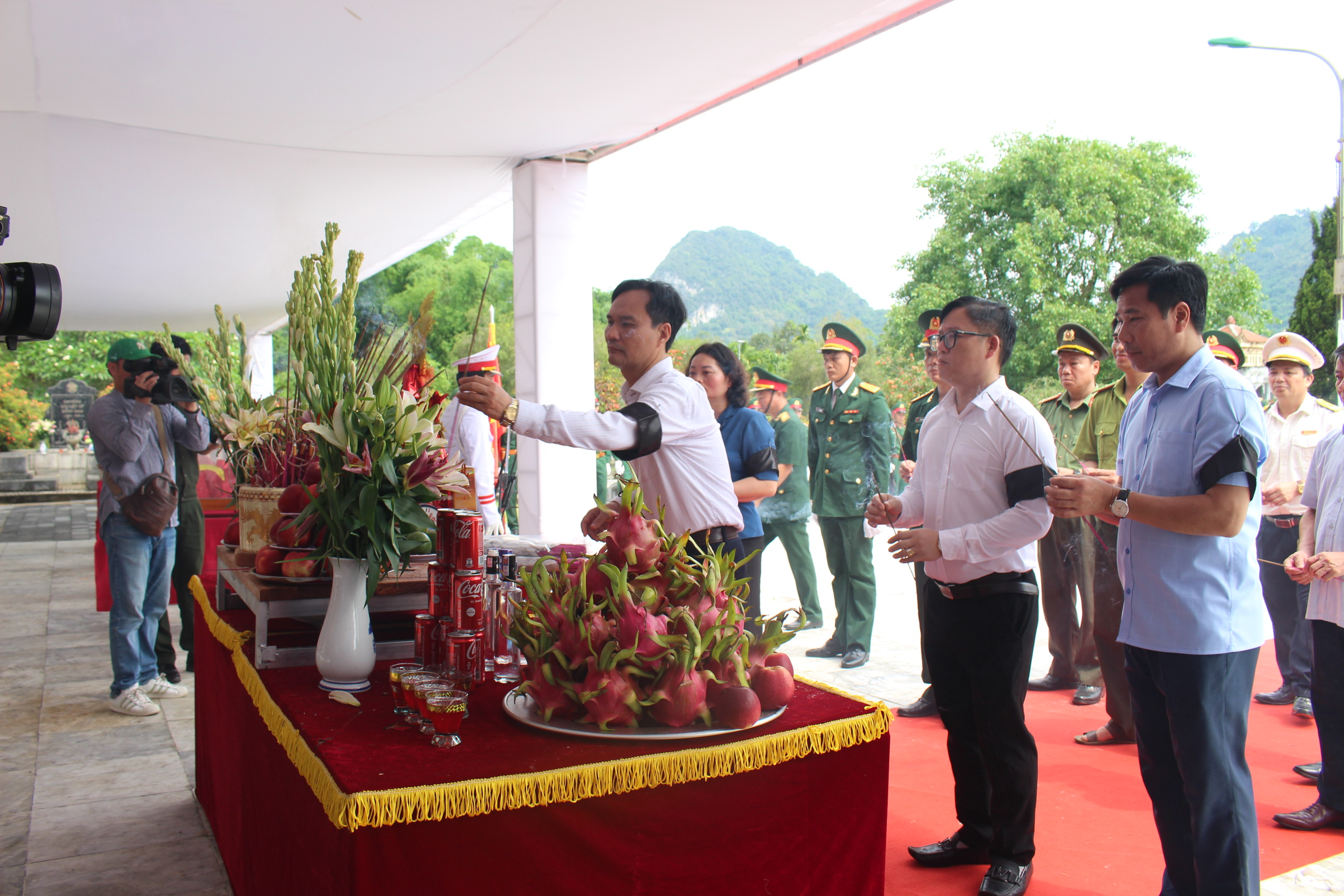 Các đồng chí lãnh đạo Cục chính sách Bộ quốc phòng; Bộ tư lệnh Quân khu 4; tỉnh Hủa Phăn; tỉnh Thanh Hóa; cán bộ, nhân dân và lực lượng vũ trang huyện Bá Thước, huyện Quan Sơn dâng hương các anh hùng liệt sĩ