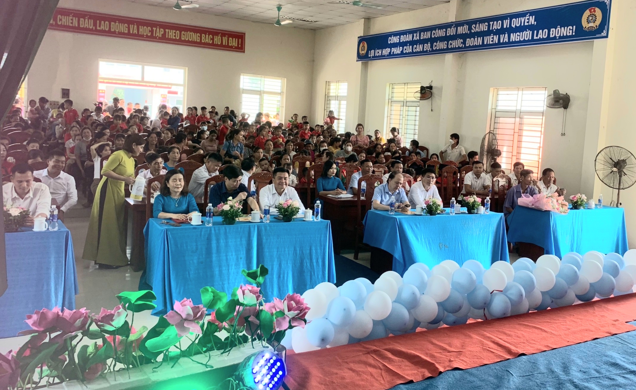 Các đại biểu dự buổi lễ