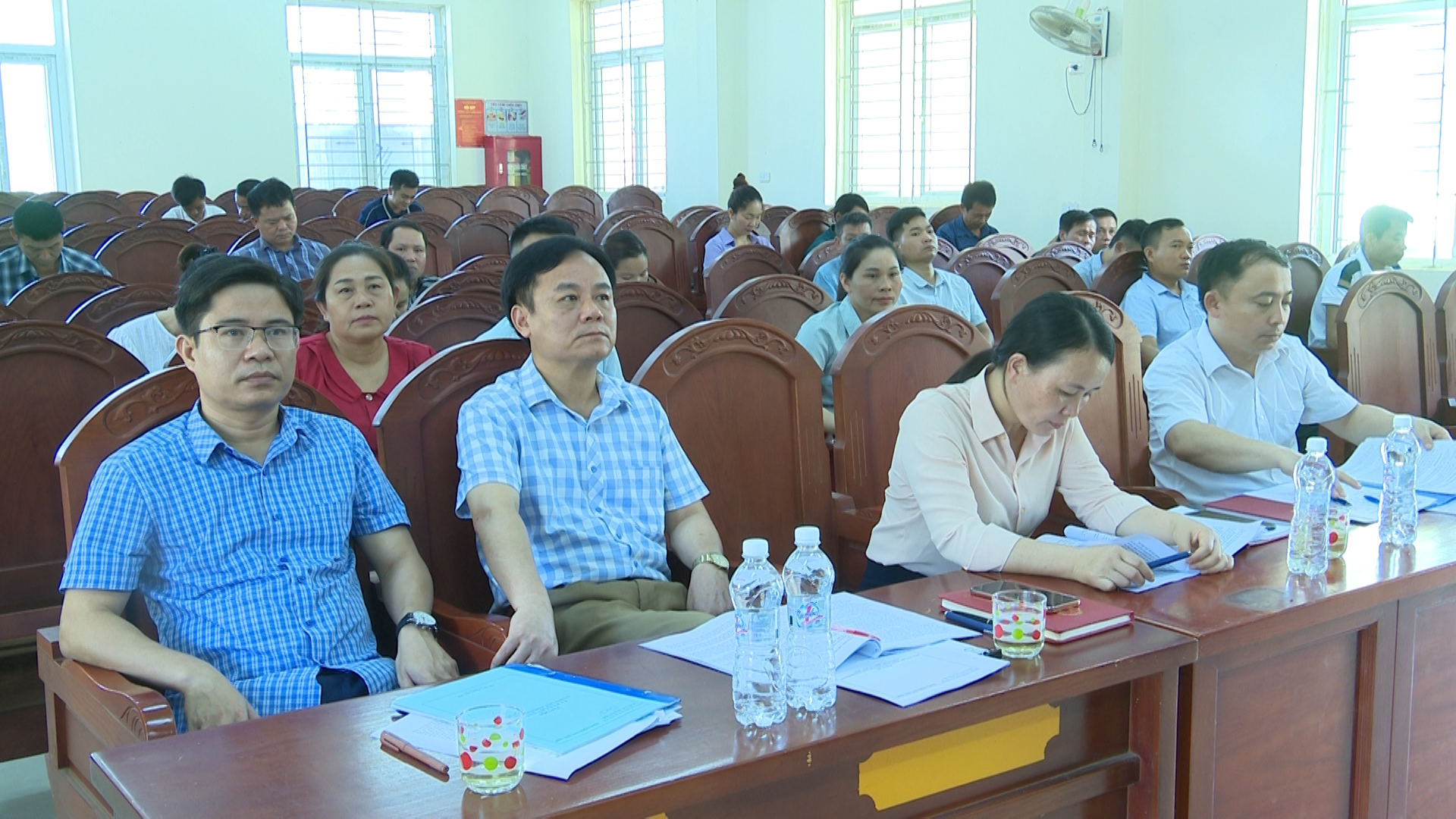 Đồng chí Nguyễn Thanh Bình, Uỷ viên Ban Thường vụ, Trưởng Ban Tổ chức Huyện uỷ cùng các đại biểu dự hội nghị