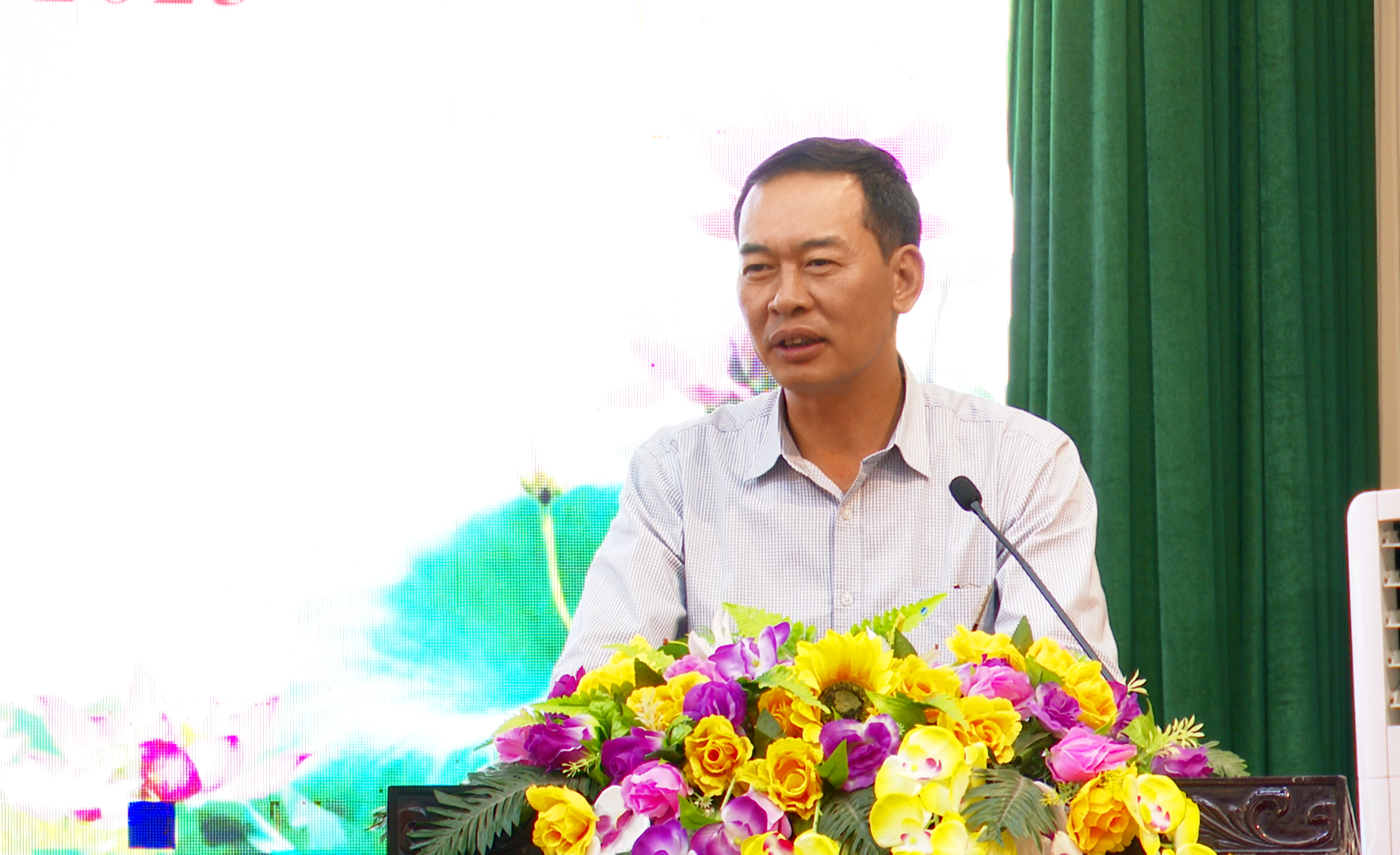 Đồng chí Phó Bí thư Tỉnh ủy Trịnh Tuấn Sinh phát biểu giao nhiệm vụ cho đồng chí Ngọ Đình Hải, Phó Bí thư Huyện ủy, Chủ tịch UBND huyện Bá Thước